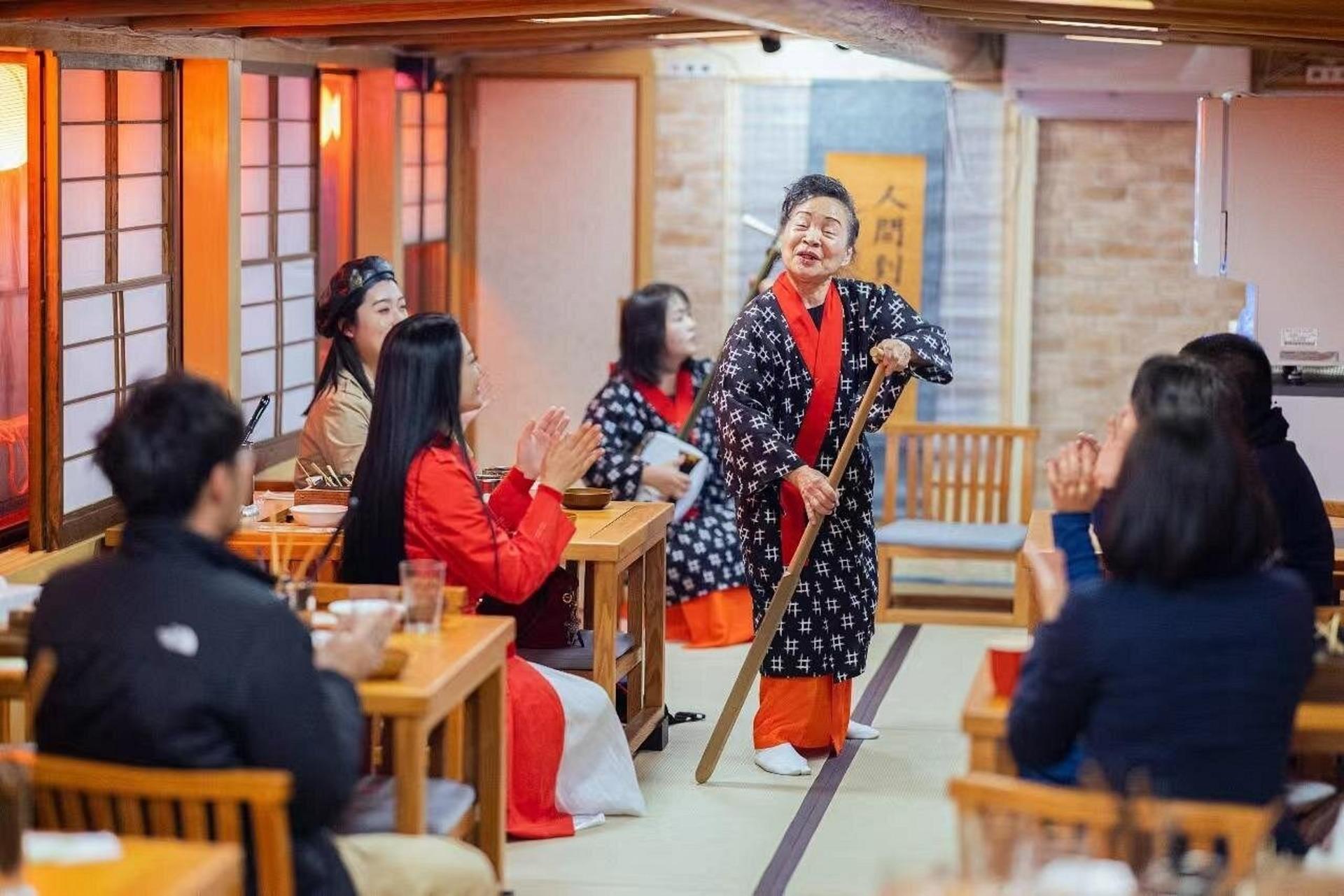 Tokyo Yakatabune Cruise: Sukiyaki Cuisine, Show Performance, and Tokyo Tower Sightseeing Plan - Thumbnail 3