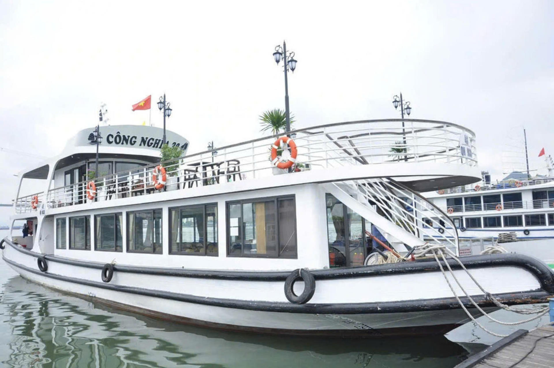 Cong Nghia Day Cruise: Ha Long Bay, Thien Cung with Japanese Guide - Image 1