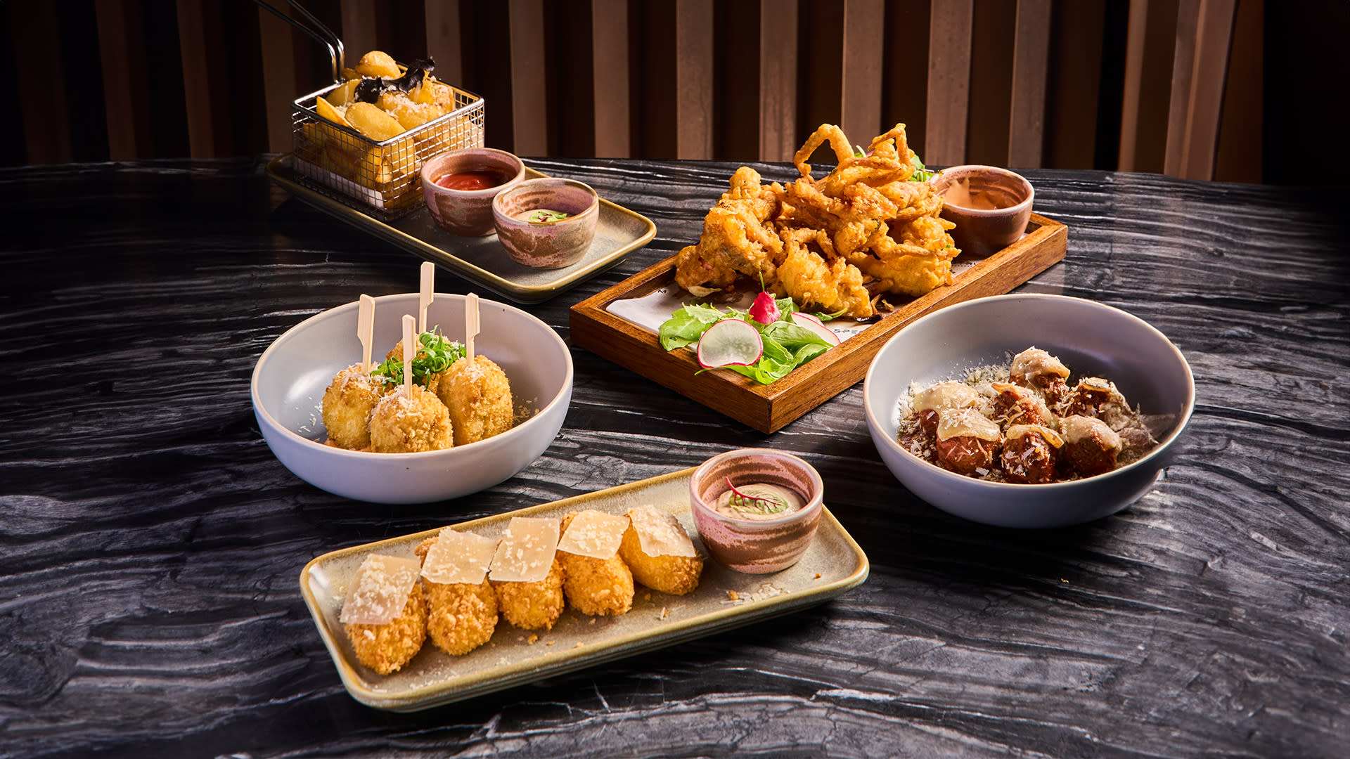 Spectrum Lounge & Bar at Hyatt Regency Bangkok Sukhumvit   - Thumbnail 17