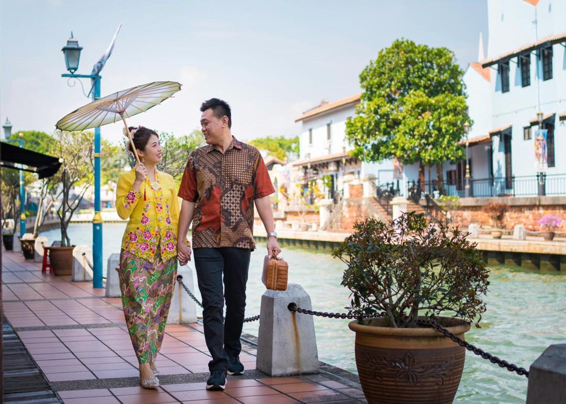 Nyonya Kebaya and Batik Shirt Experience in Malacca - Thumbnail 3