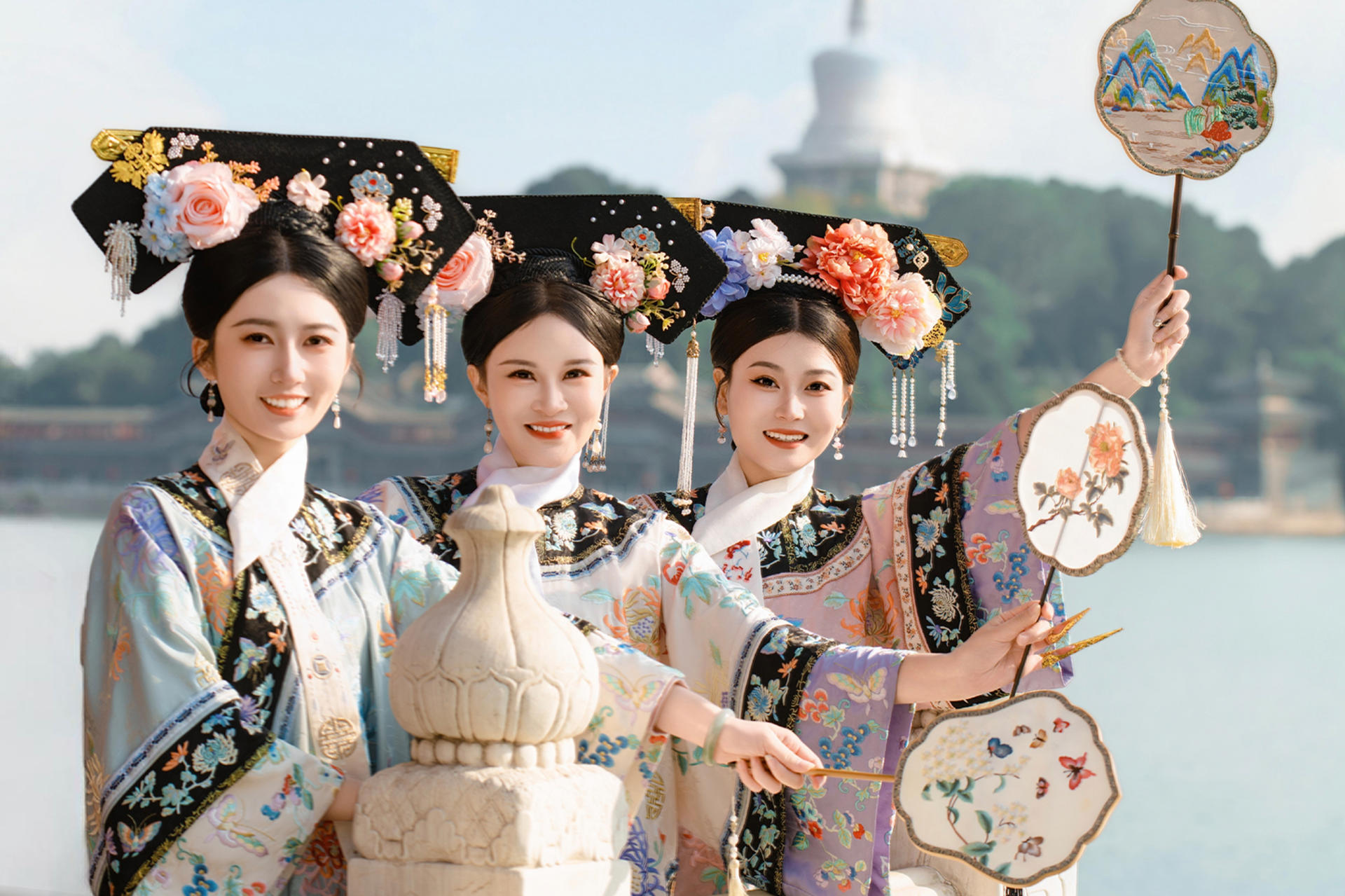 Beijing Beihai Park Ancient Costume Hanfu Travel Photography (Ancient Costume Hanfu + Makeup & Accessories/Photography/Multiple Packages Available) - Thumbnail 2