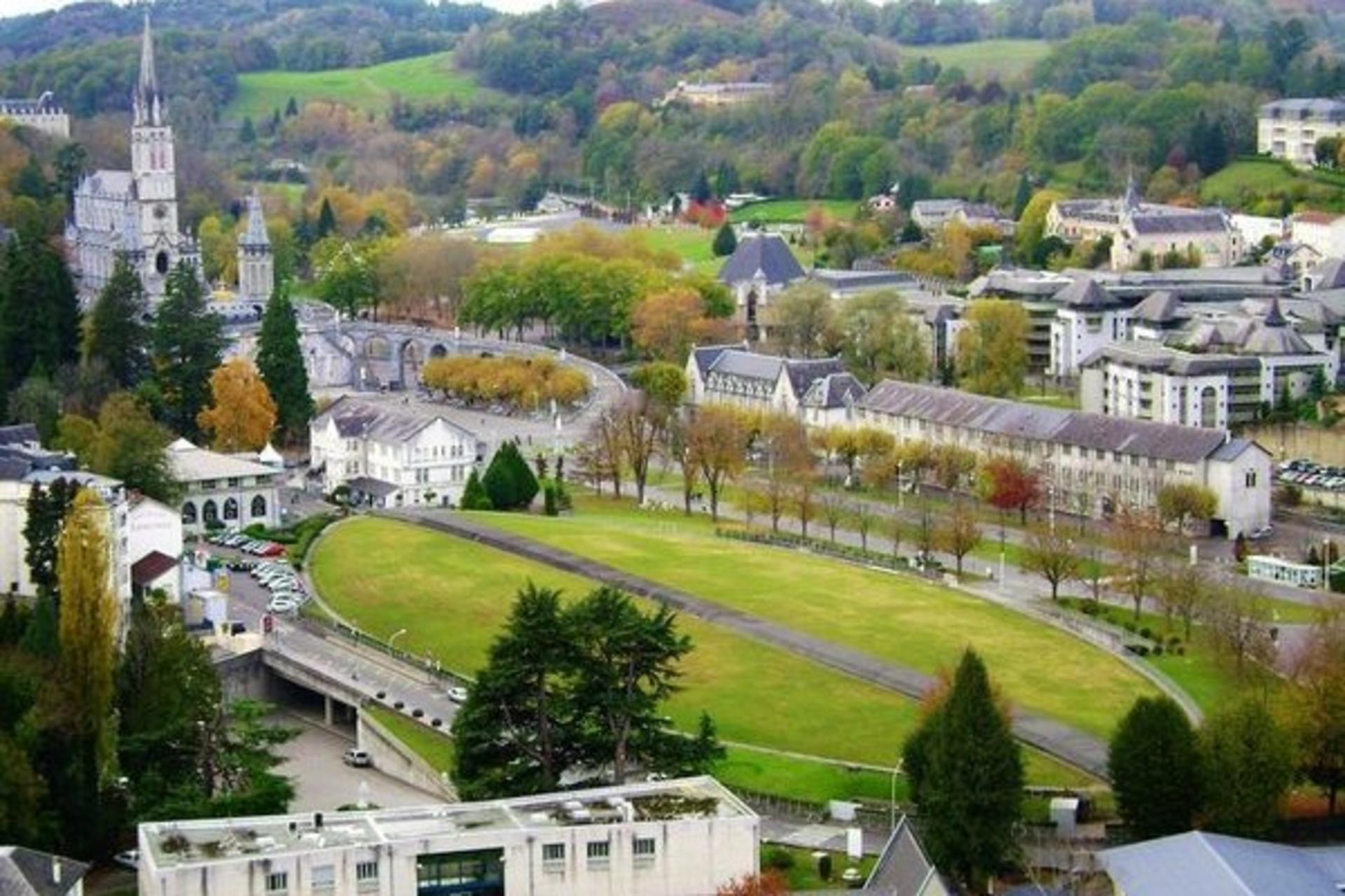 Lourdes Santuaries Private Walking Tour in France - Thumbnail 3