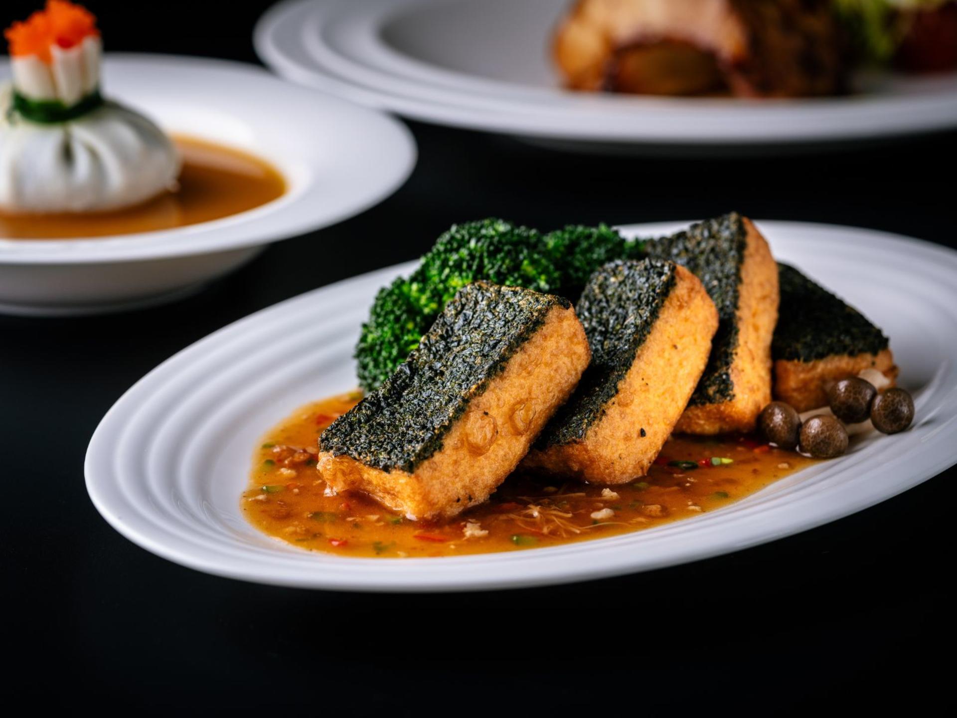 Wah Lok Cantonese Restaurant at Carlton Hotel Bangkok Sukhumvit (MICHELIN Guide 2022 - 2026)  - Thumbnail 3