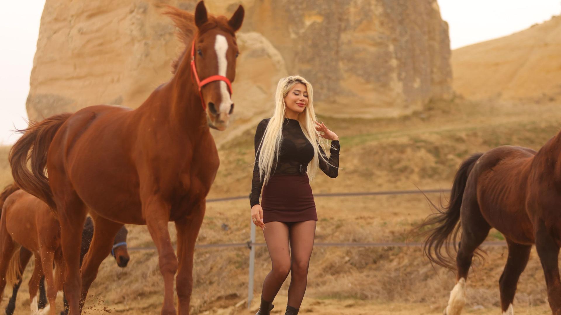 Professional photoshoot with running horses in Cappadocia - Thumbnail 11