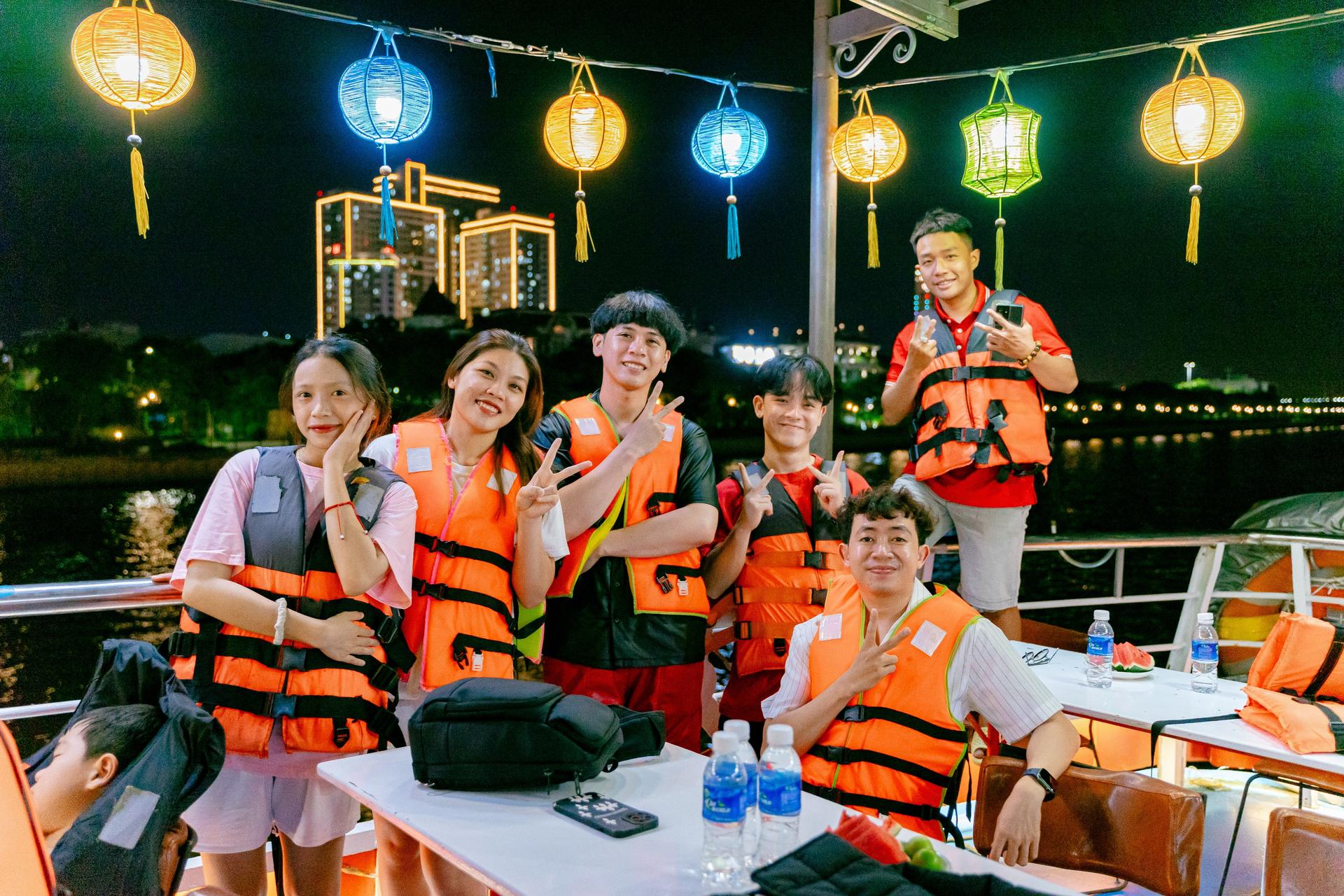 Explore Han River by Night by 7STARS Cruise Da Nang - Thumbnail 15