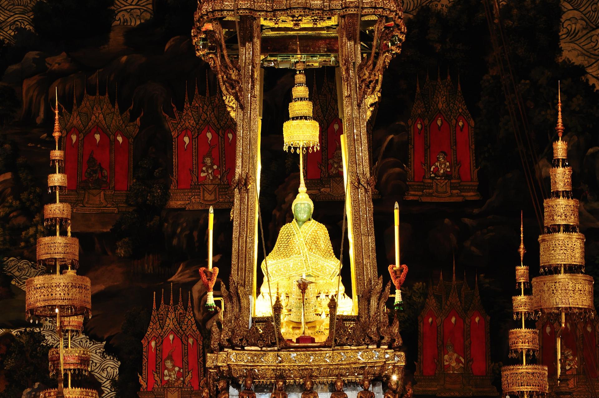 Bangkok Grand Palace & Wat Phra Kaew Guided Walking Tour - Thumbnail 3