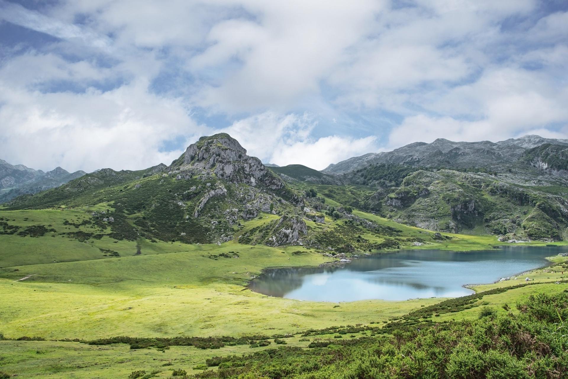 Gijón Lakes of Covadonga Full-Day Guided Tour - Image 1