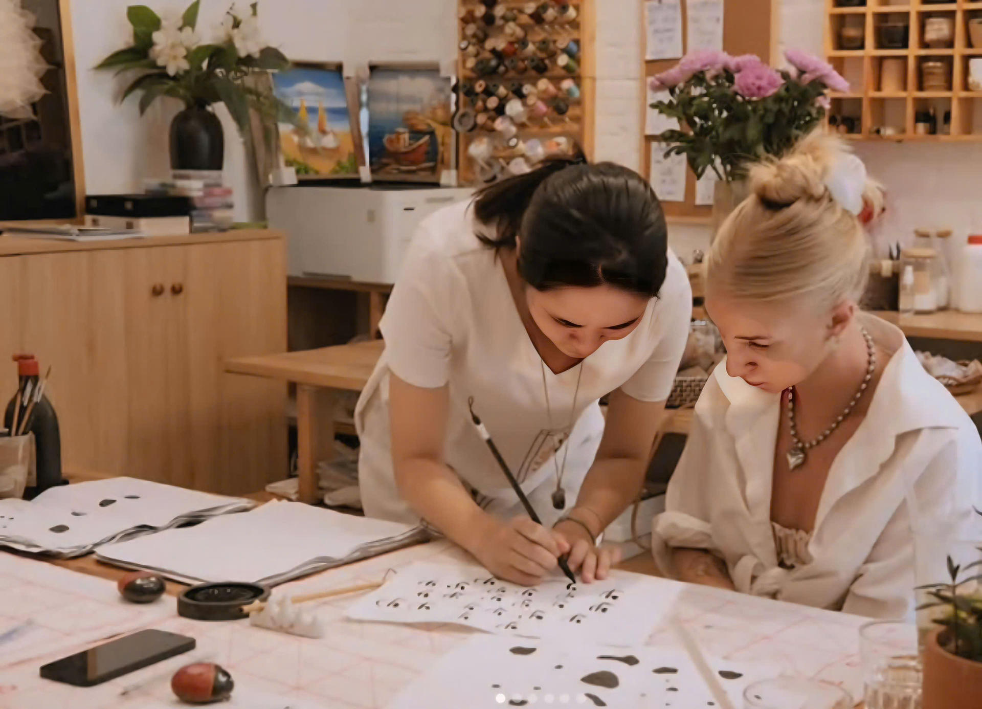 Vietnamese Calligraphy Workshop with Local Instructor in Da Nang - Image 1