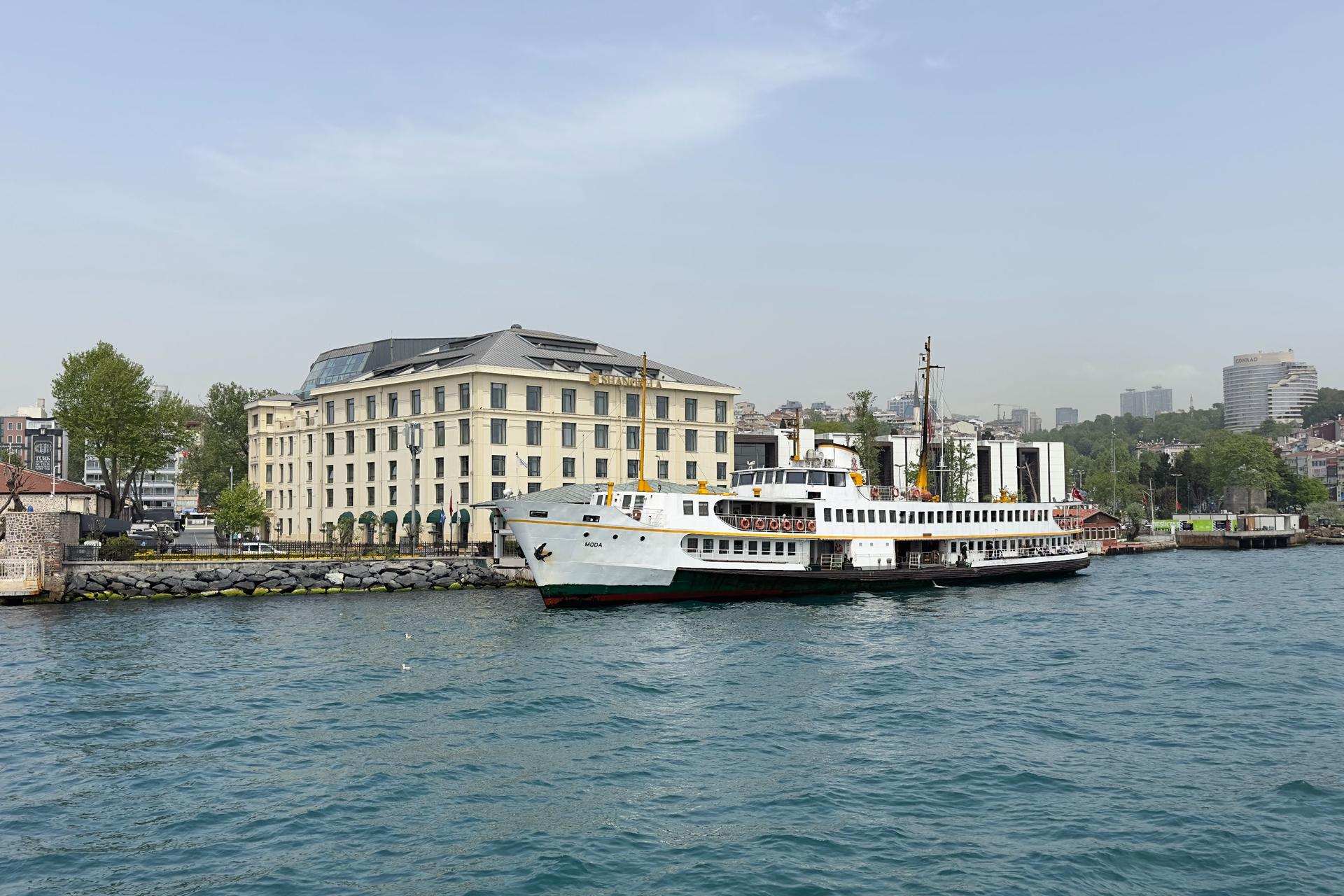 Mega Lufer Sightseeing Cruise with Audio Guide in Istanbul - Thumbnail 8