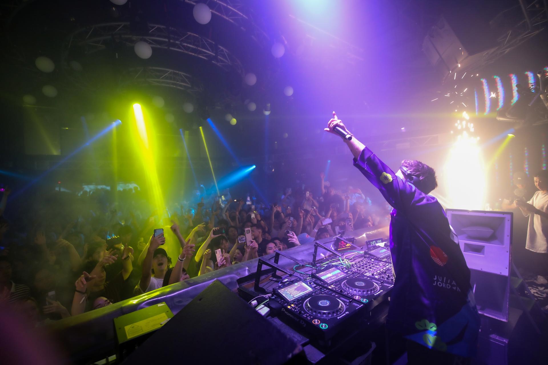 Tokyo Shinjuku: WARP Nightclub Ticket & VIP (For Foreign) - Thumbnail 2