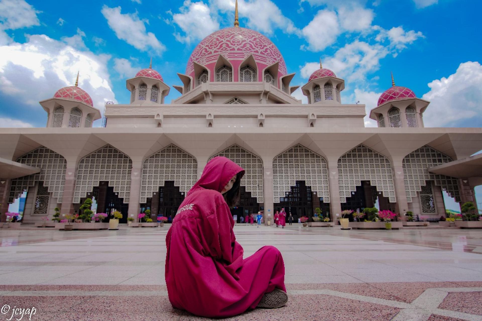 Explore Putrajaya Pink Mosque and Blue Mosque Shah Alam - Thumbnail 2