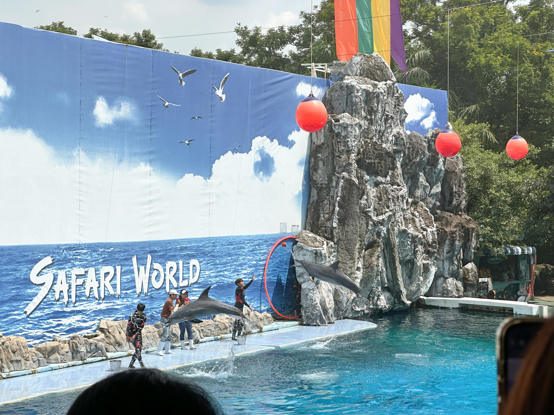 Bangkok Safari World, Botanist Activity Space Cafe, and Jodd Fairs - Image 1