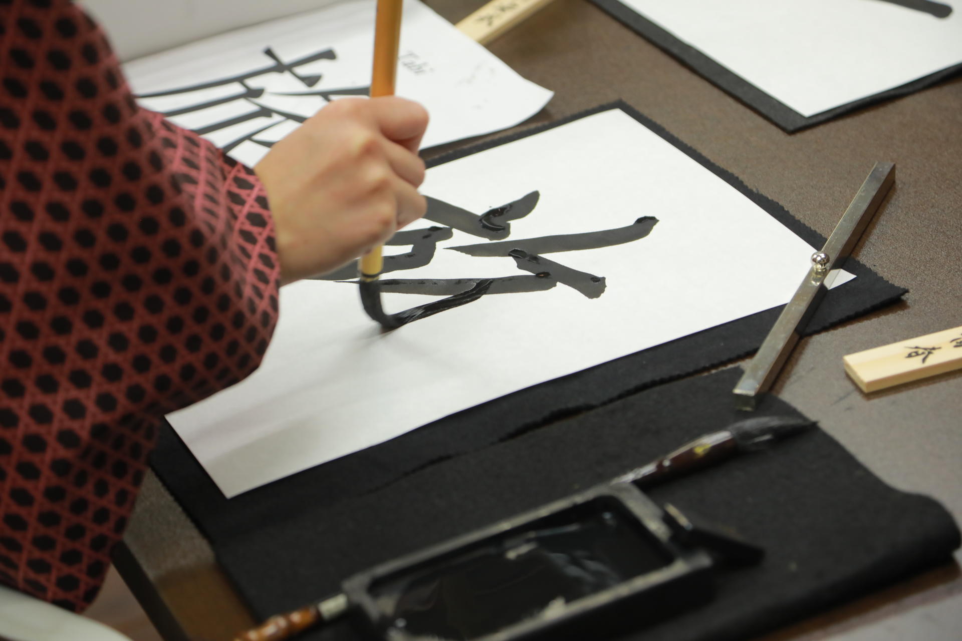 Learn Japanese calligraphy and Zen while wearing a kimono - Thumbnail 16