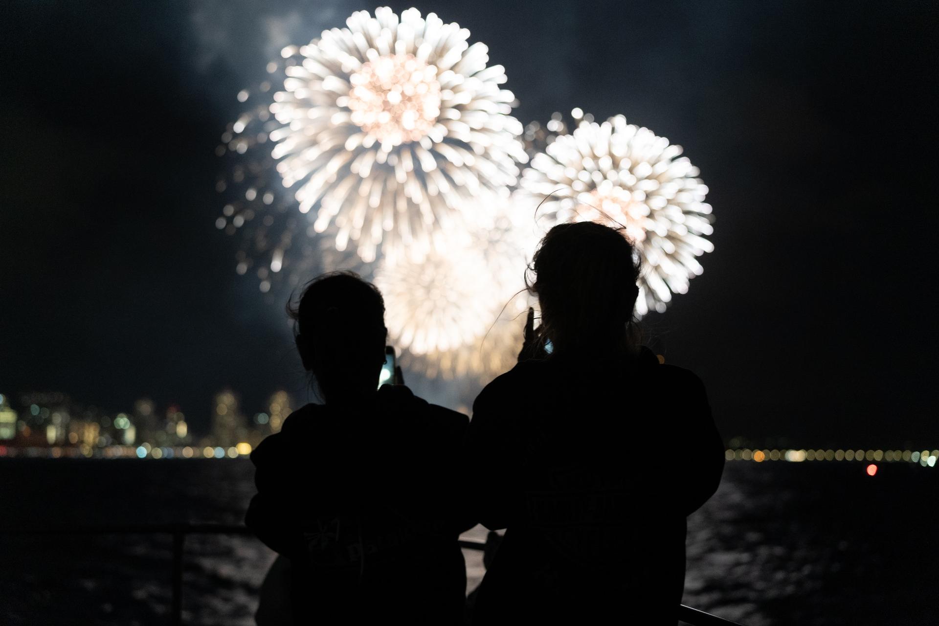 Waikiki Friday Night Fireworks Cruise - Thumbnail 7
