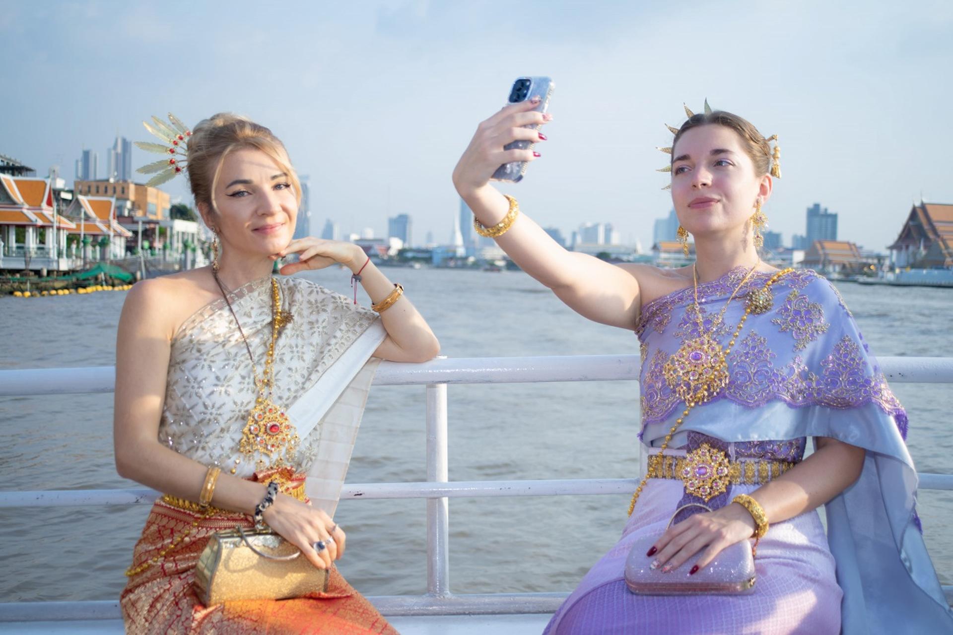 Thai Costume Pro Photo Tour by Tuk Tuk: Wat Arun & Flower Market - Thumbnail 14