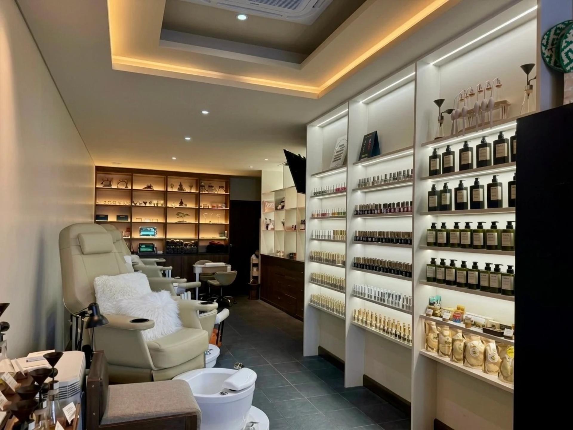 TEAVA Nail Salon at Siam Square in Bangkok - Thumbnail 3