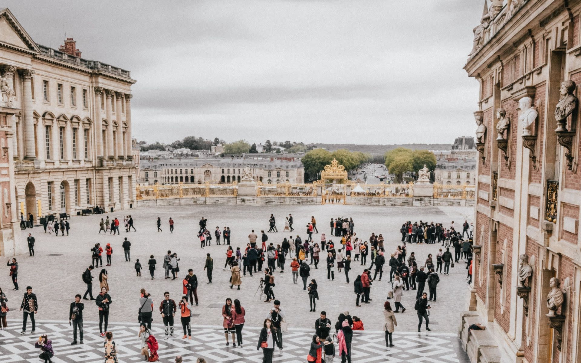 Versailles Historic Palace and Gardens Guided Tour - Thumbnail 14