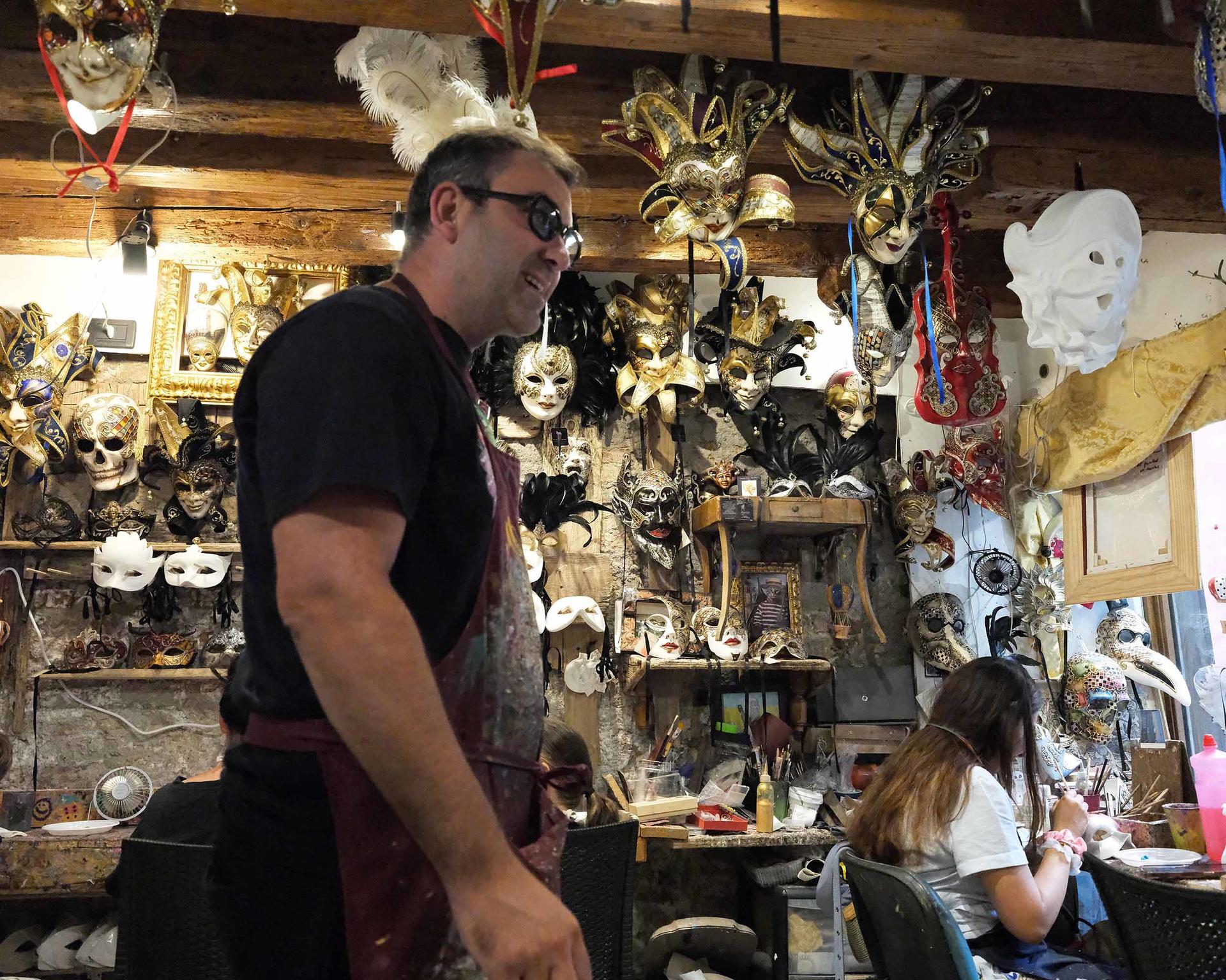 Carnival Mask-Making Workshop in Venice - Thumbnail 8