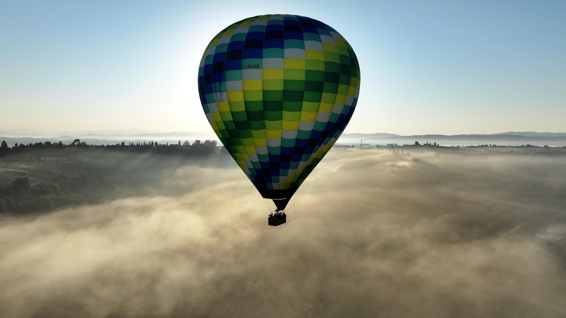 Luxury hot air balloon flight experience from Florence - Thumbnail 5