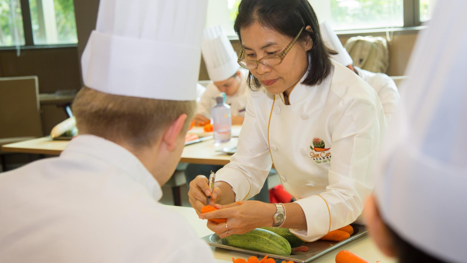Traditional Thai Fruit and Vegetable Carving Class - Thumbnail 8