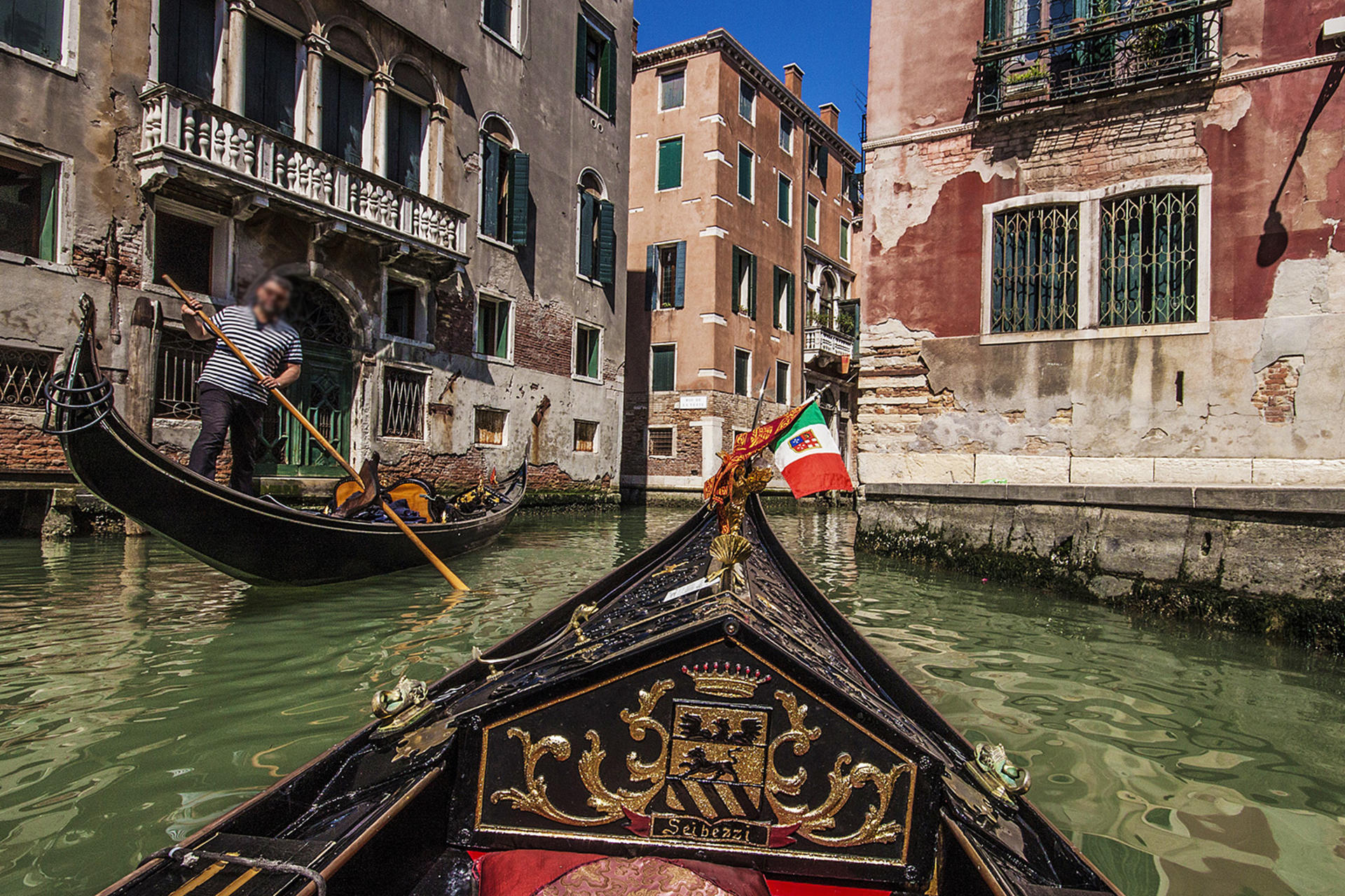 Traditional Shared Gondola Ride in Venice - Thumbnail 4