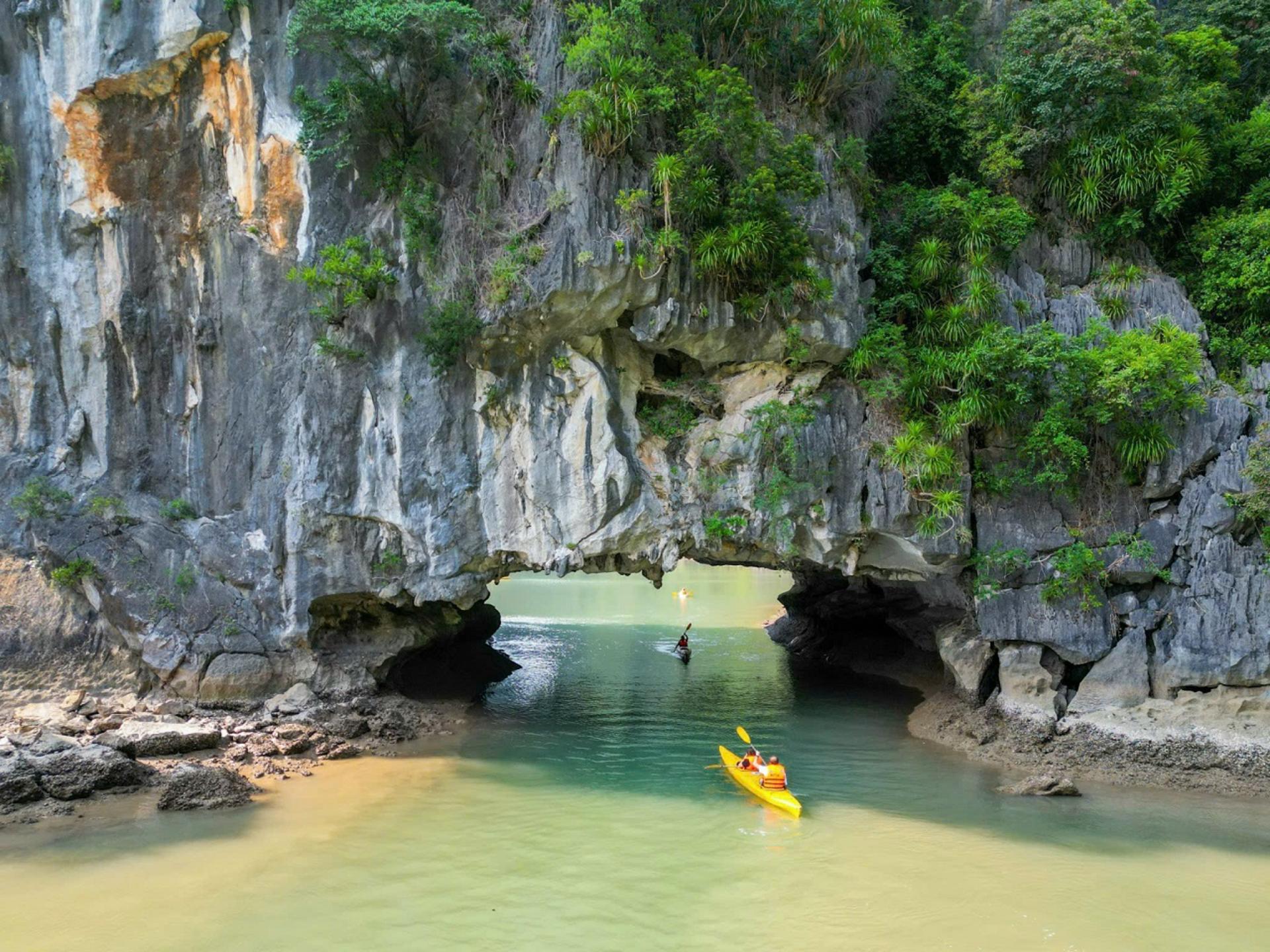 Dragonfly Day Cruise: Ha Long Bay, Thien Cung Cave Private Tour - Thumbnail 2