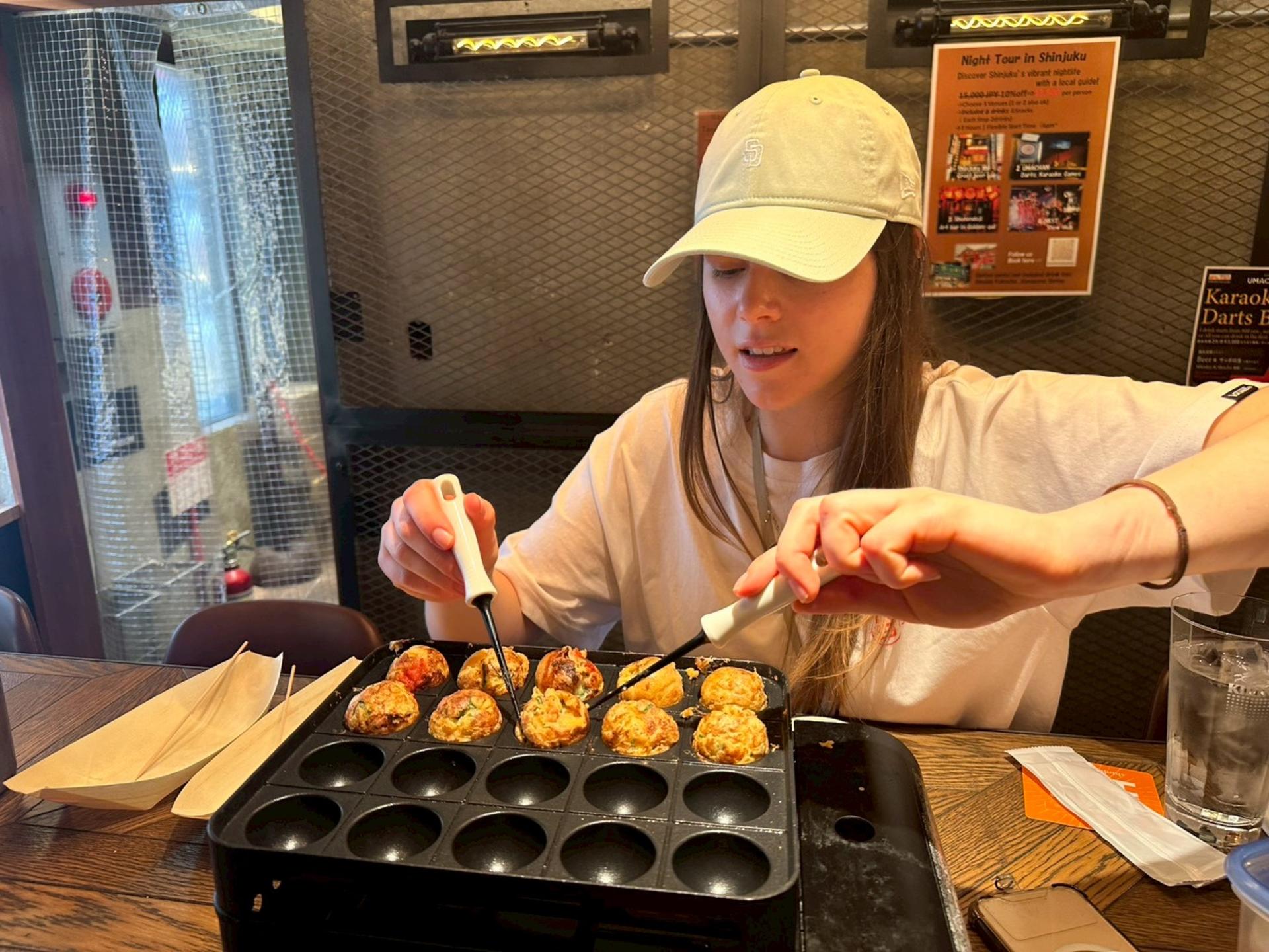 Shinjuku Takoyaki Making Experience: Make Osaka's specialty! - Thumbnail 19