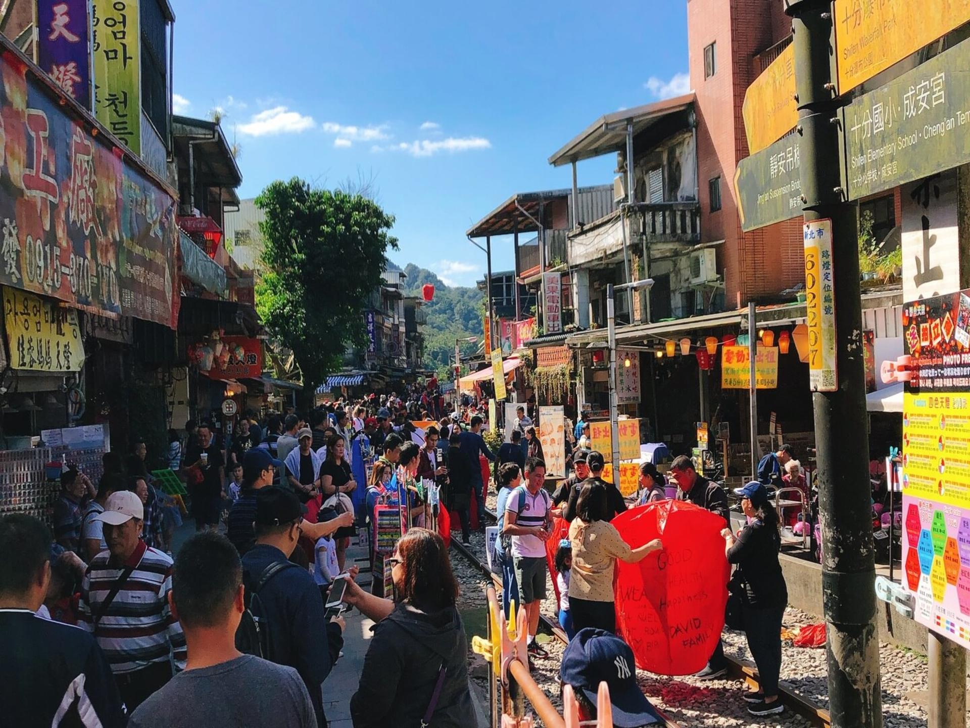 Taipei Small-Group Tour: Yehliu, Jiufen, Pingxi, Sky Lantern - Thumbnail 7