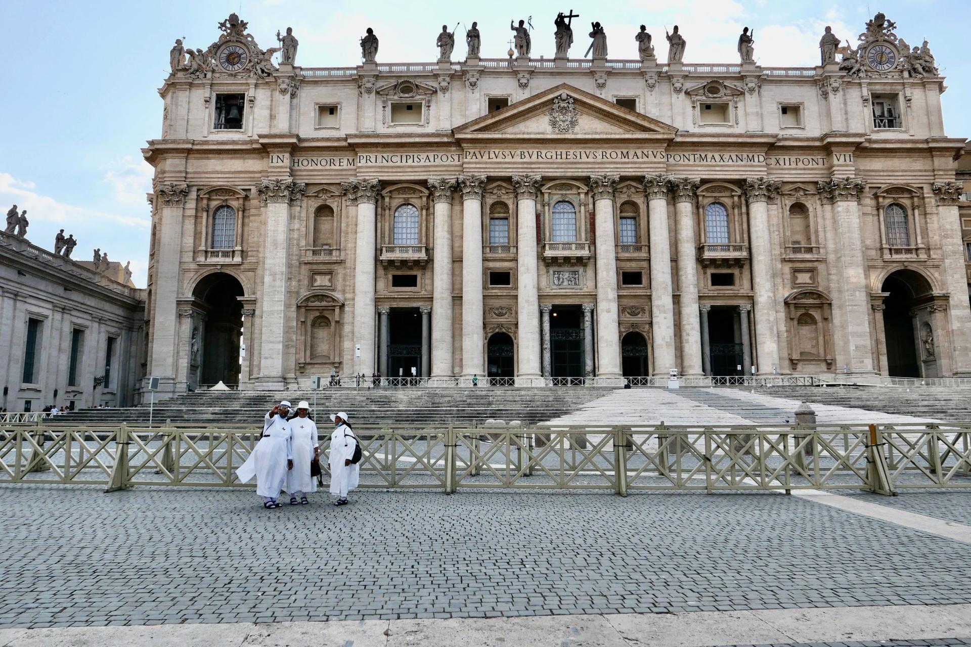 St. Peter's Basilica tour from the top to the underground in Rome - Thumbnail 5