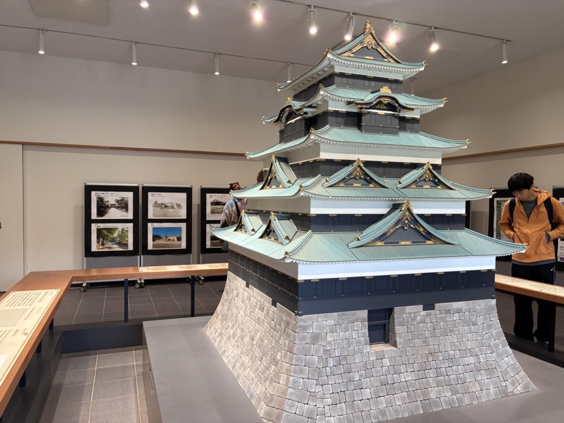 Tokyo: Imperial Palace & Shogun Castle Walking Tour - Thumbnail 30