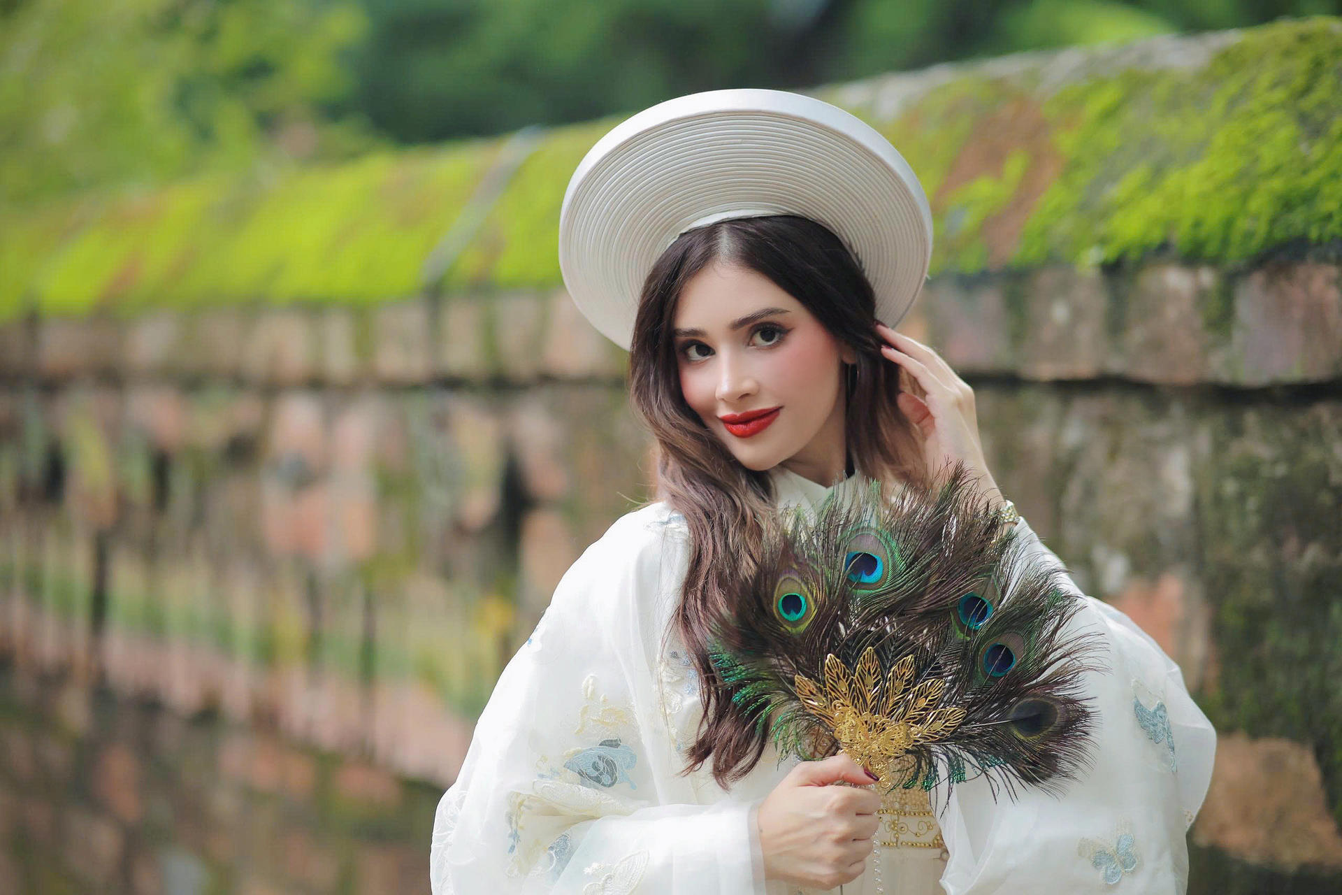 Royal Vietnamese Costume Rental & Professional Photoshoot in Hanoi - Thumbnail 7