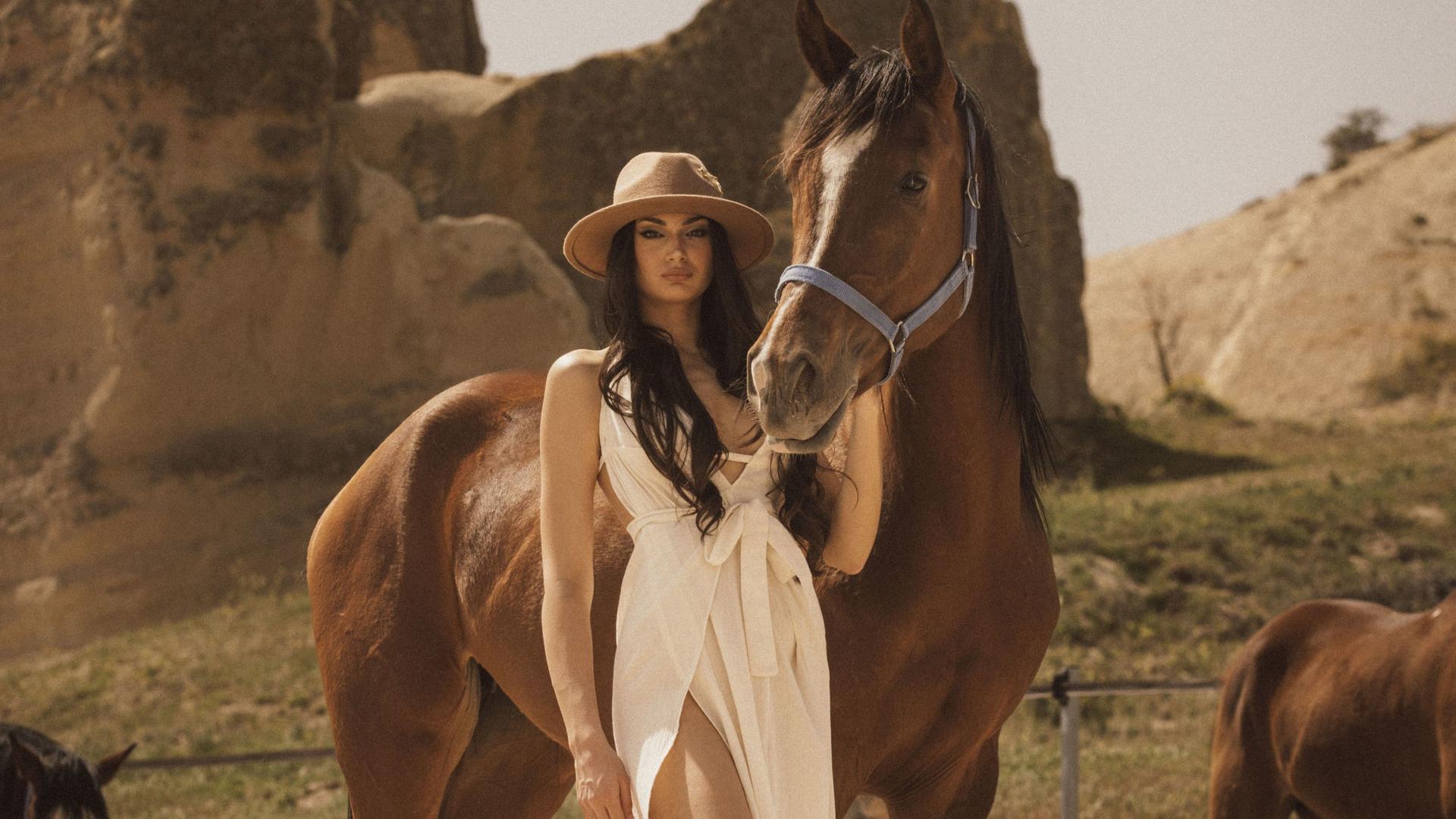 Professional photoshoot with running horses in Cappadocia - Thumbnail 13