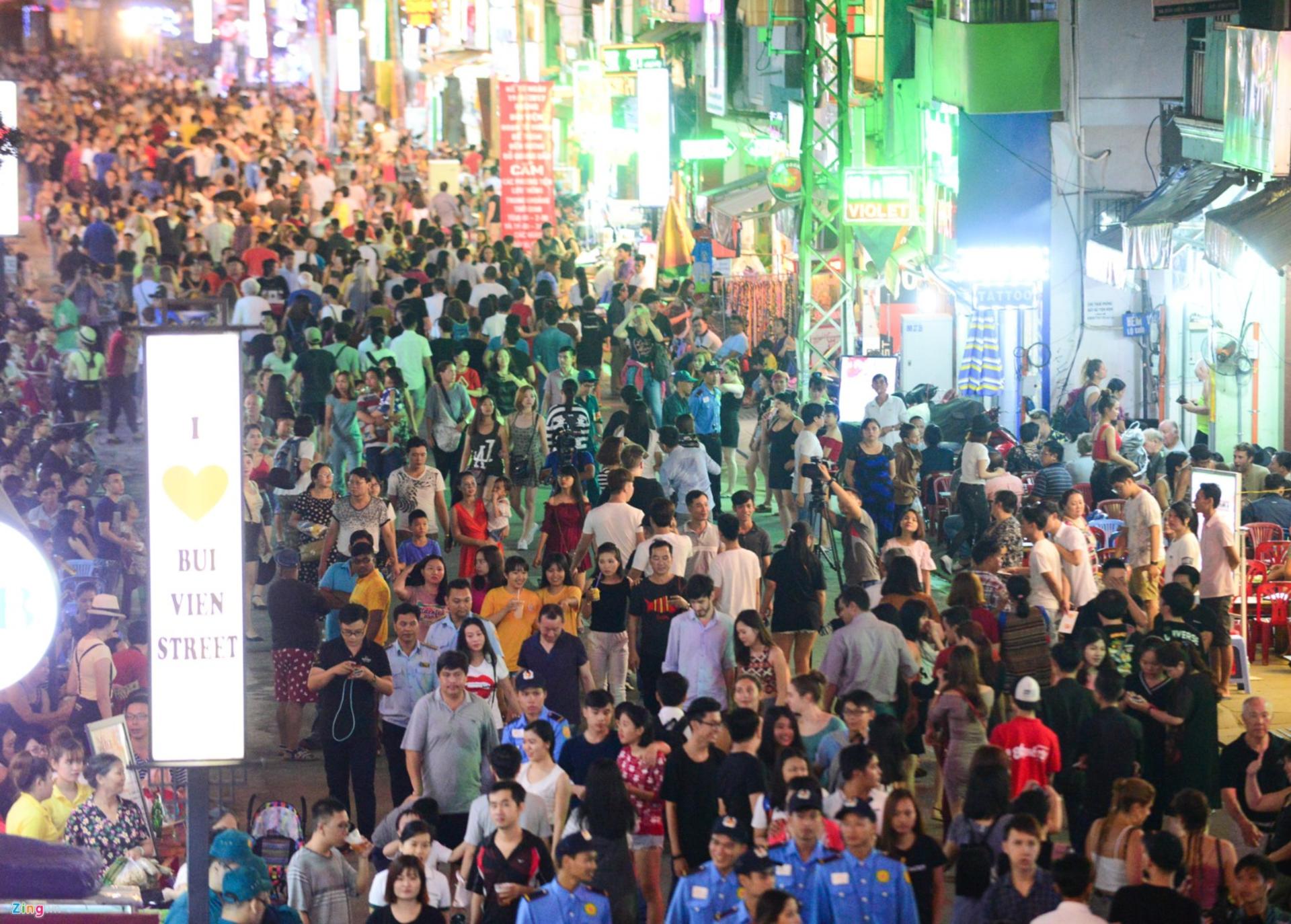 Saigon at Midnight Motorbike Tour - Thumbnail 4
