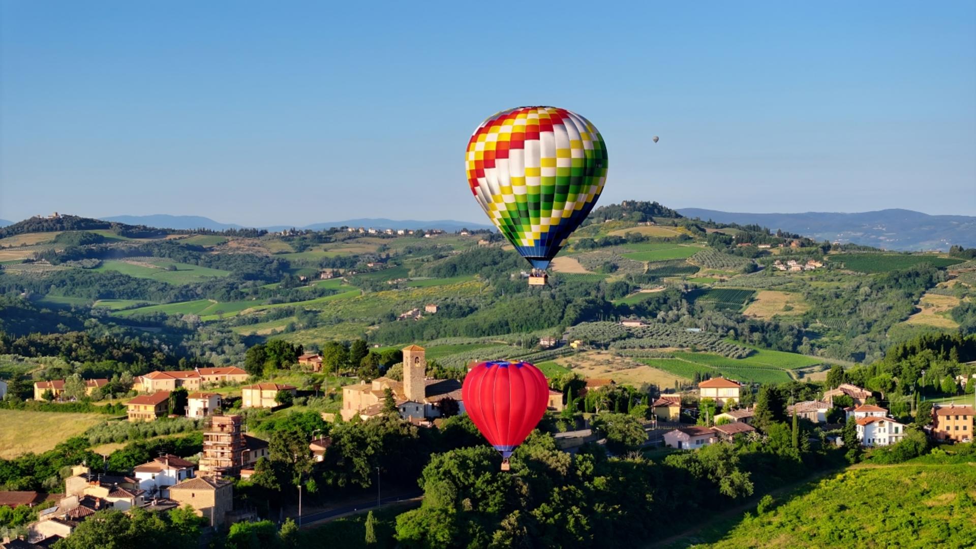 Hot air balloon flight experience over Tuscany from Lucca - Thumbnail 4