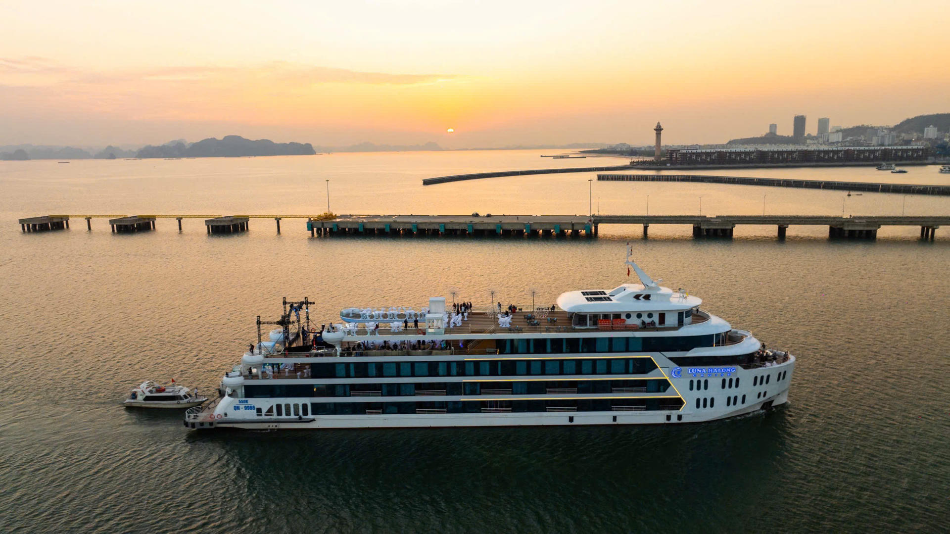 Luna Halong Day Cruise: Ha Long Bay, Sung Sot, Ti Top - Thumbnail 3