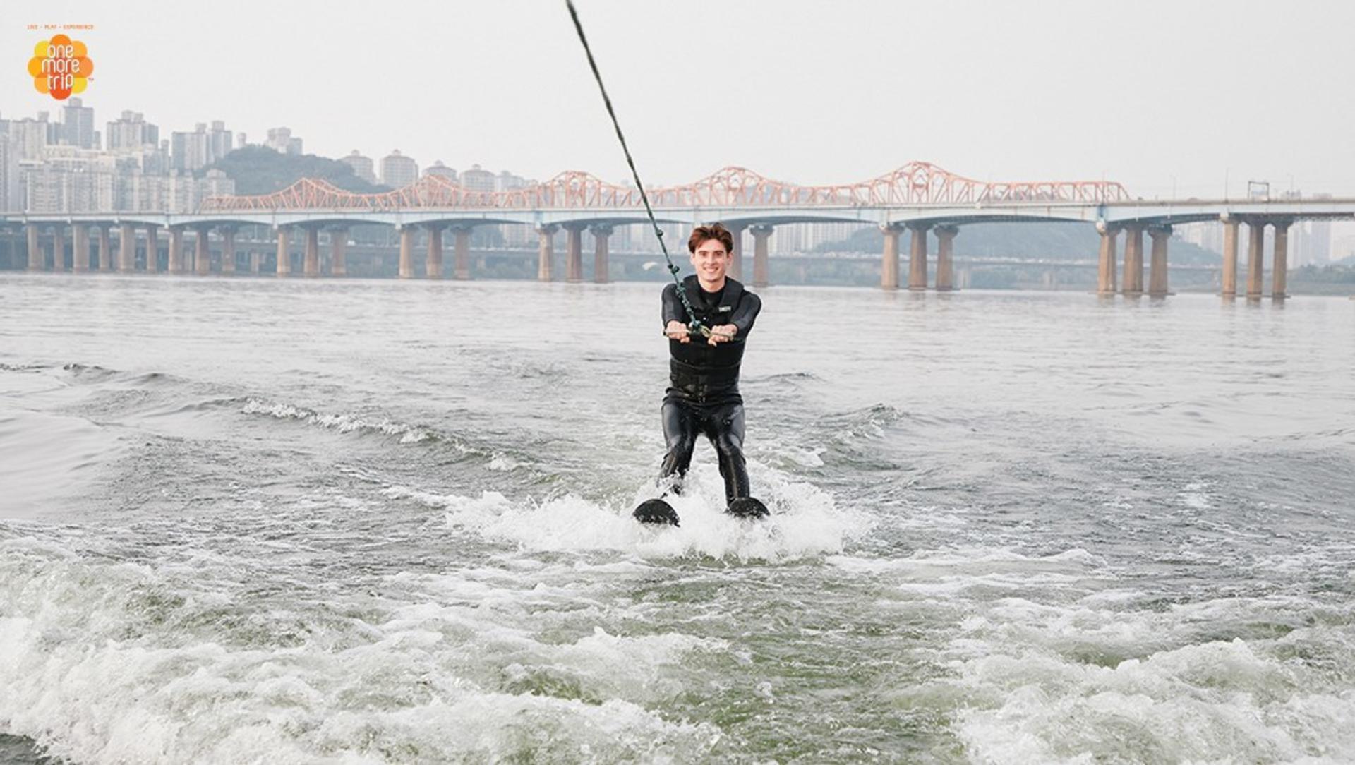 Waterskiing on the Han River in Seoul - Thumbnail 9
