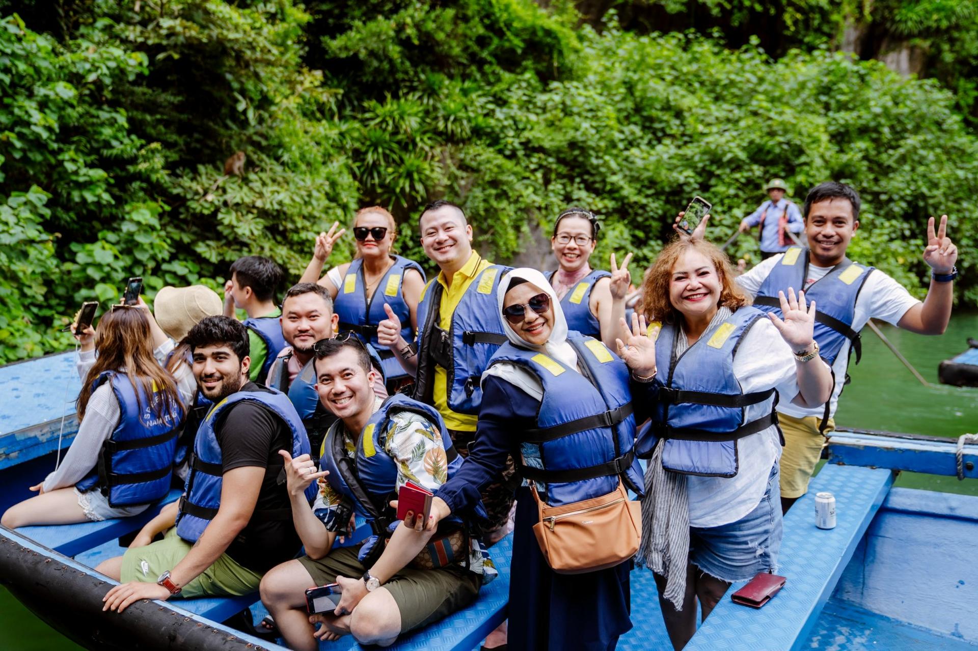 V-Dream Day Cruise: Ha Long Bay, Sung Sot, Ti Top - Thumbnail 15