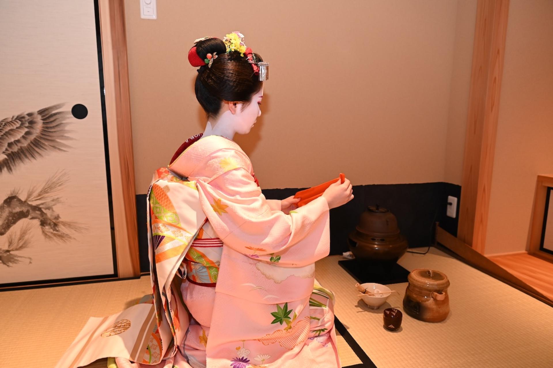 Kimono Tea Ceremony Experience at Kyoto Orizuruya, Gion - Thumbnail 15