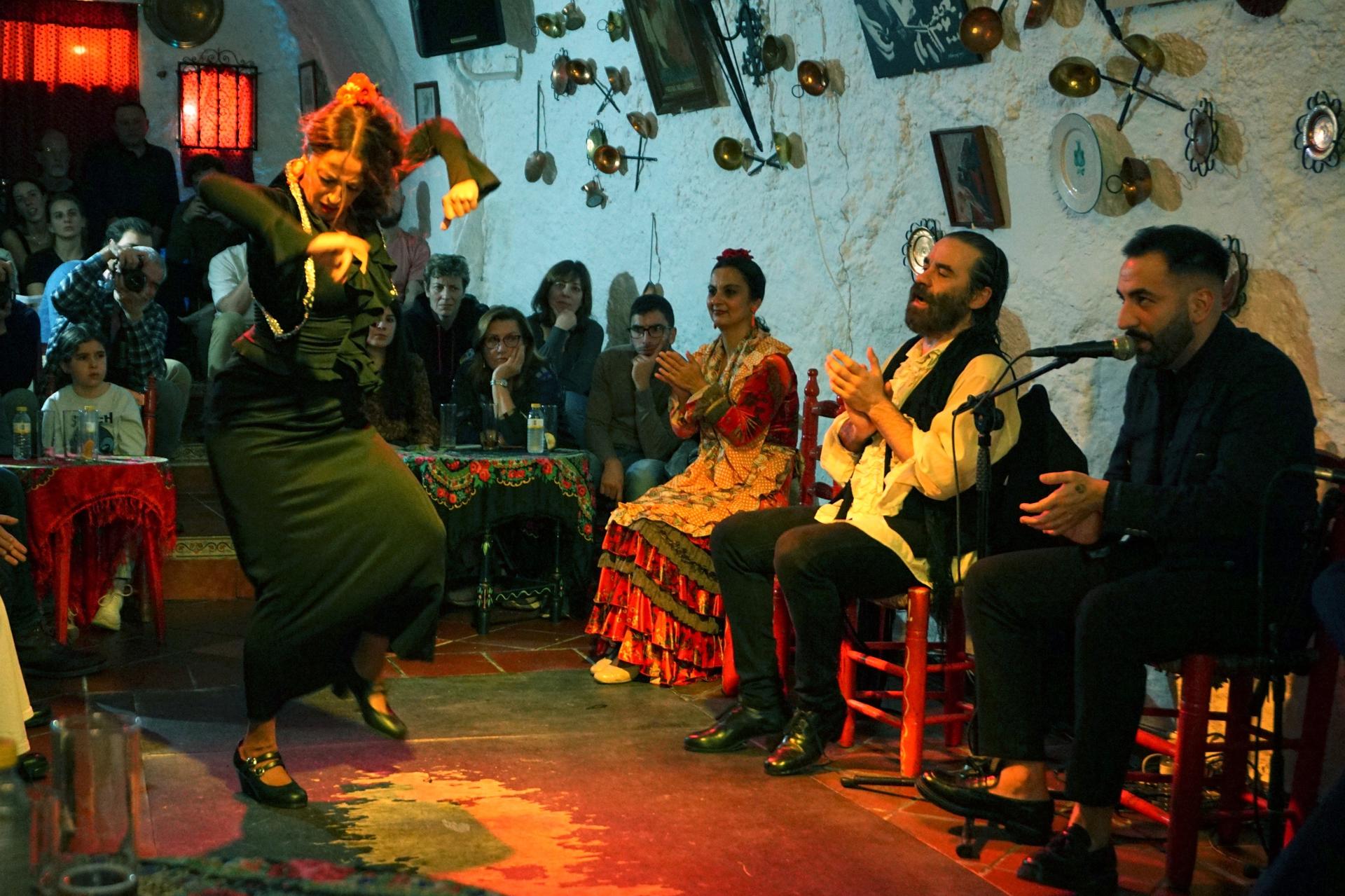 Cuevas Los Tarantos flamenco show in Sacromonte - Thumbnail 7