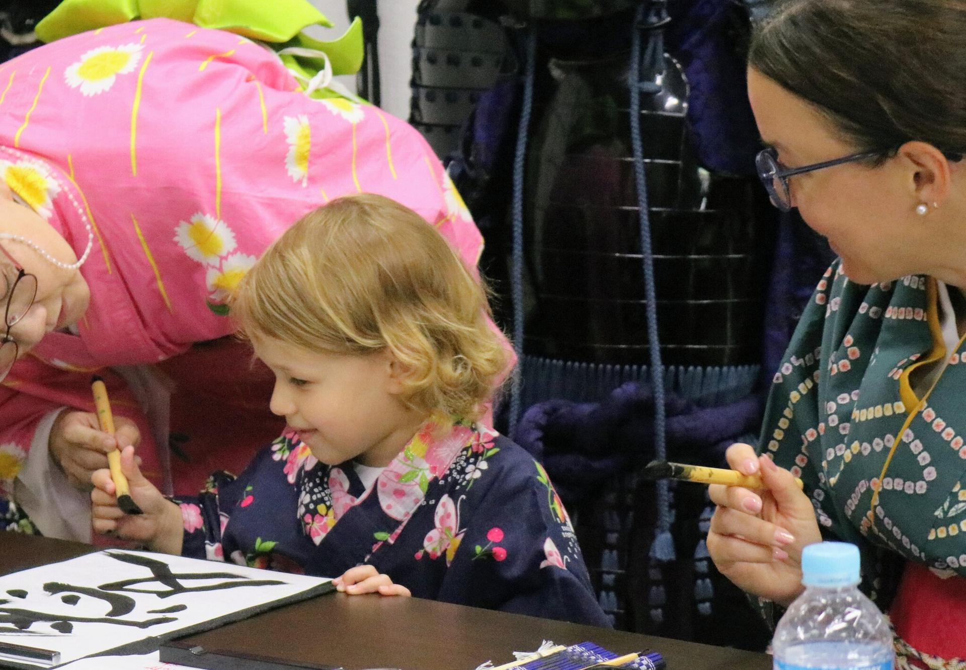 Learn Japanese calligraphy and Zen while wearing a kimono - Thumbnail 33