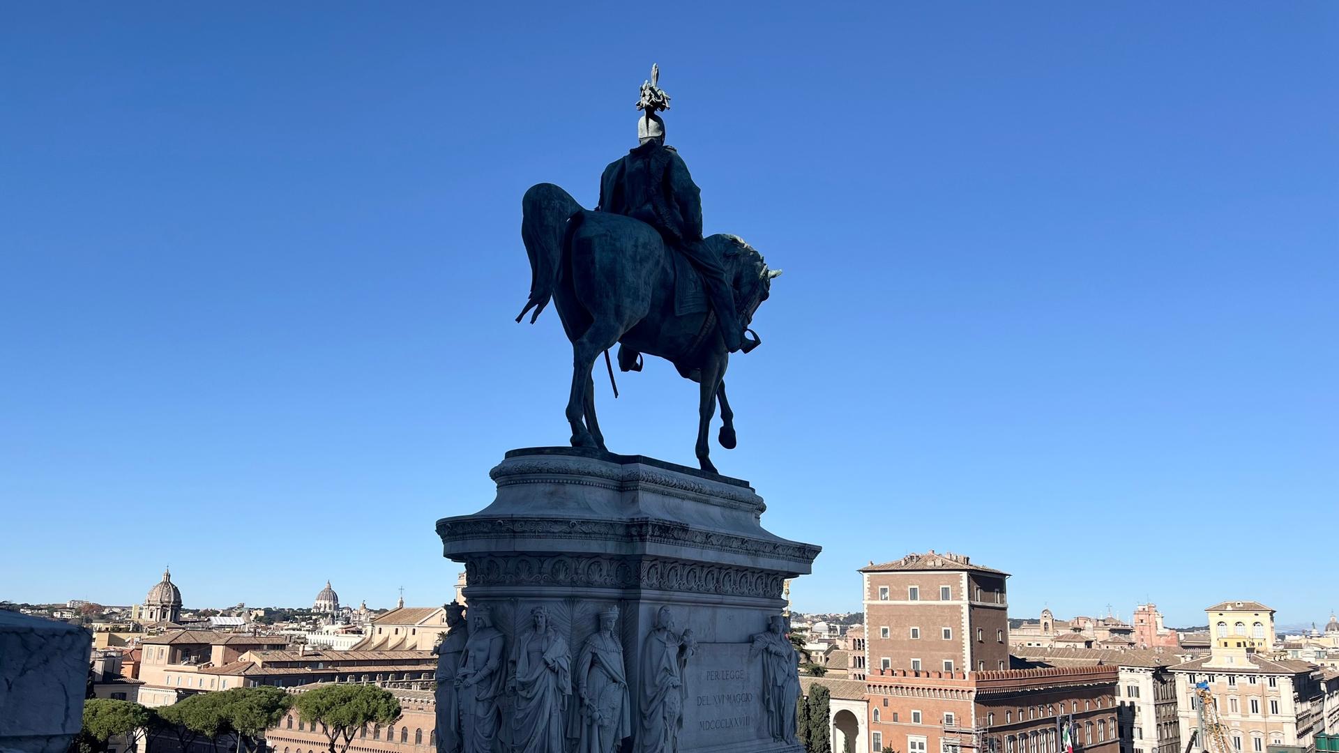 Victor Emmanuel Monument tour with optional elevator access in Rome - Image 1