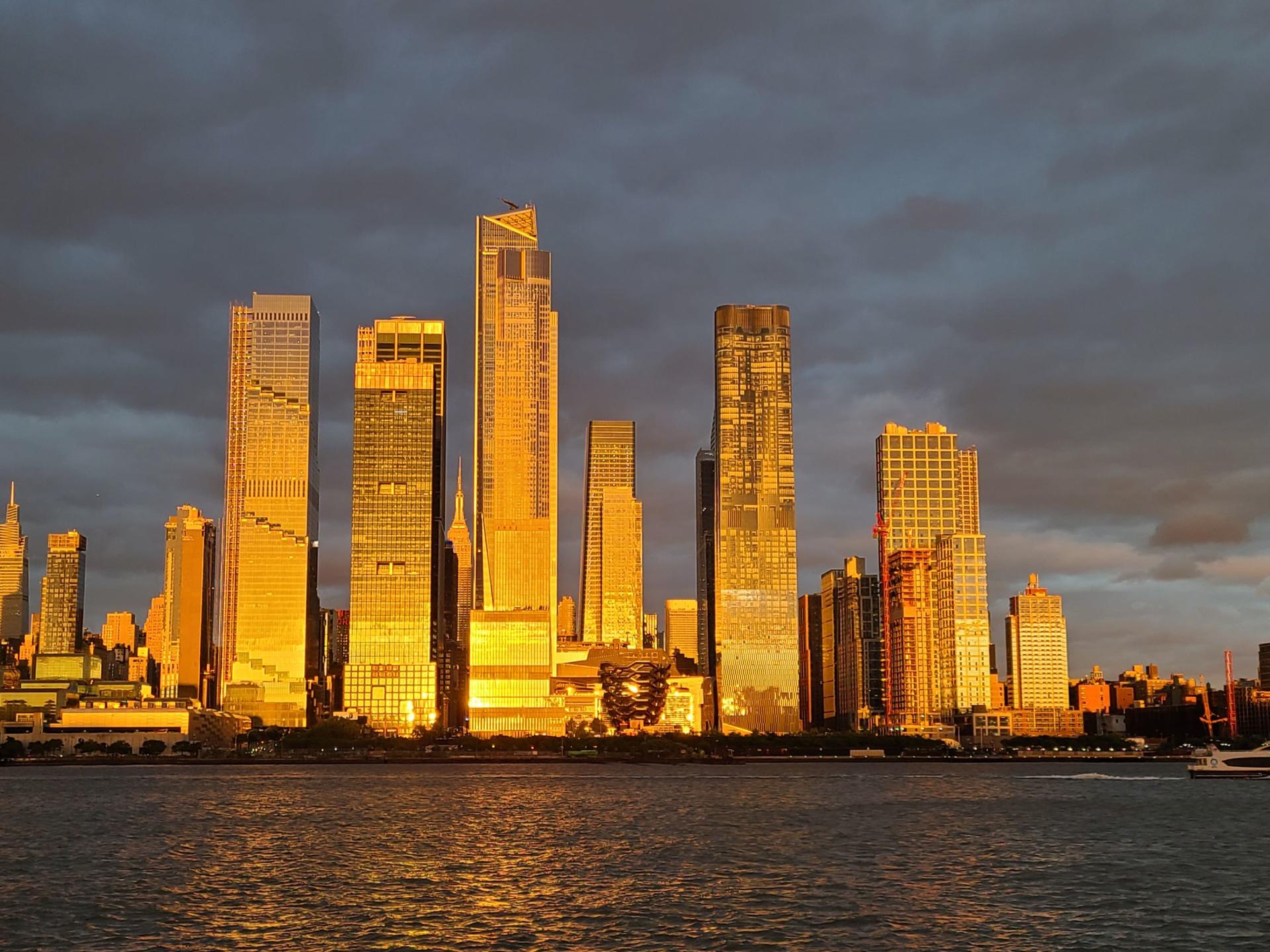 Manhattan Skyline and Statue of Liberty Night Cruise in New York - Thumbnail 7