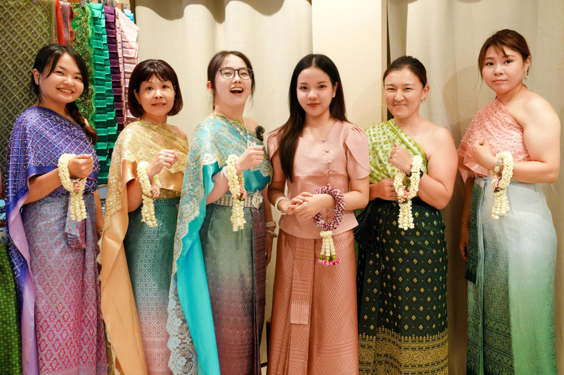 White Lotus Thai Garland Workshop at Pak Khlong Talat Market Tour in Bangkok - Thumbnail 42