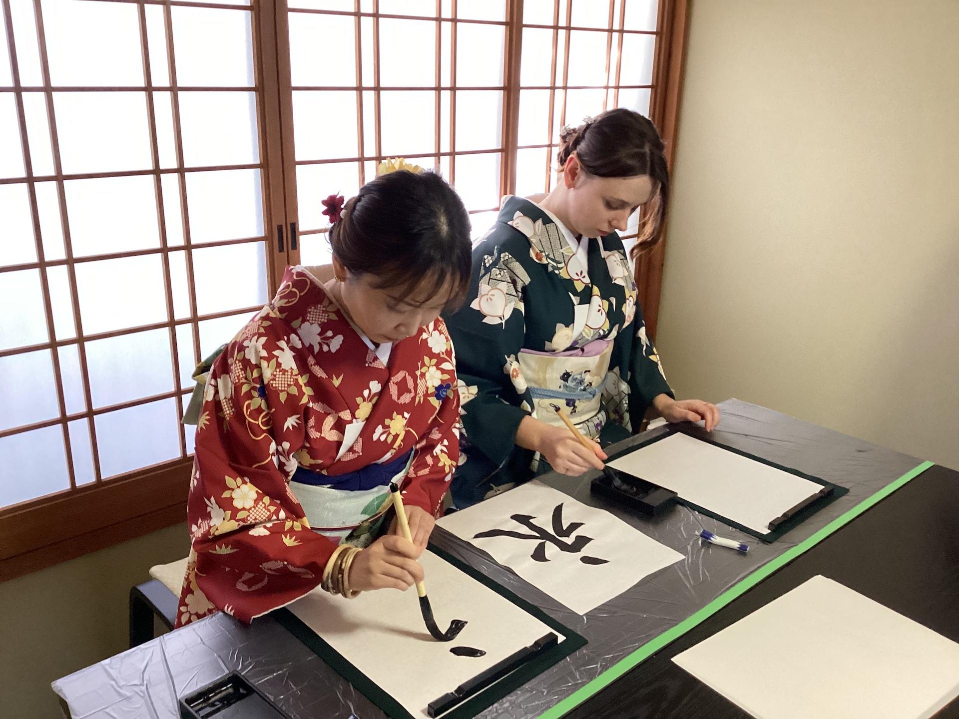 Japanese Calligraphy Class in Ninenzaka (Kyoto) - Image 1