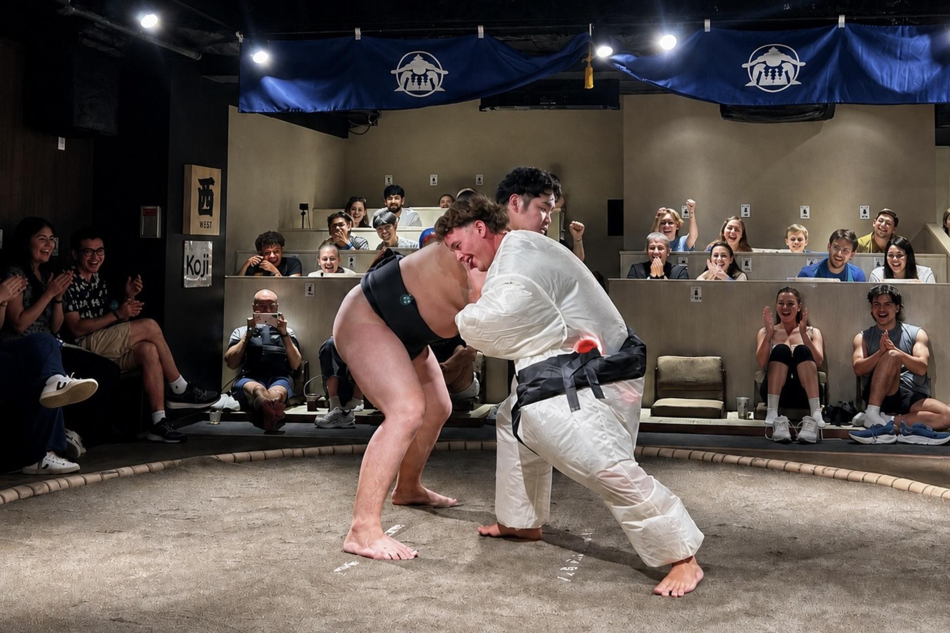 Tokyo Shinjuku Kabukicho Live Sumo Show with Challenge & Photo - Thumbnail 5