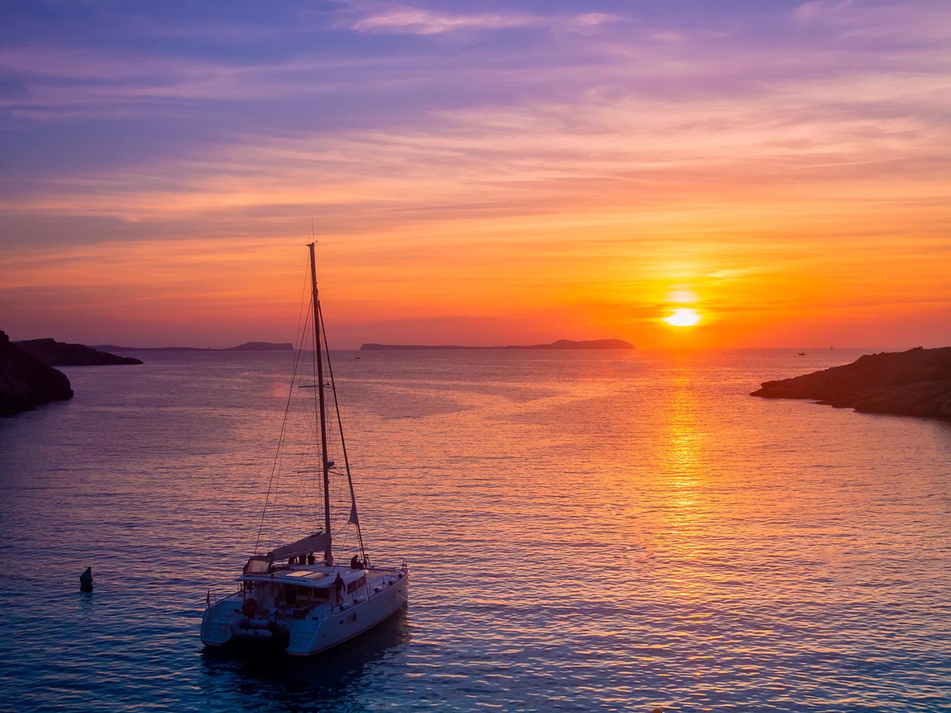 Santorini Luxury Sunset Cruise with Dinner, Drinks and Transfers - Image 1