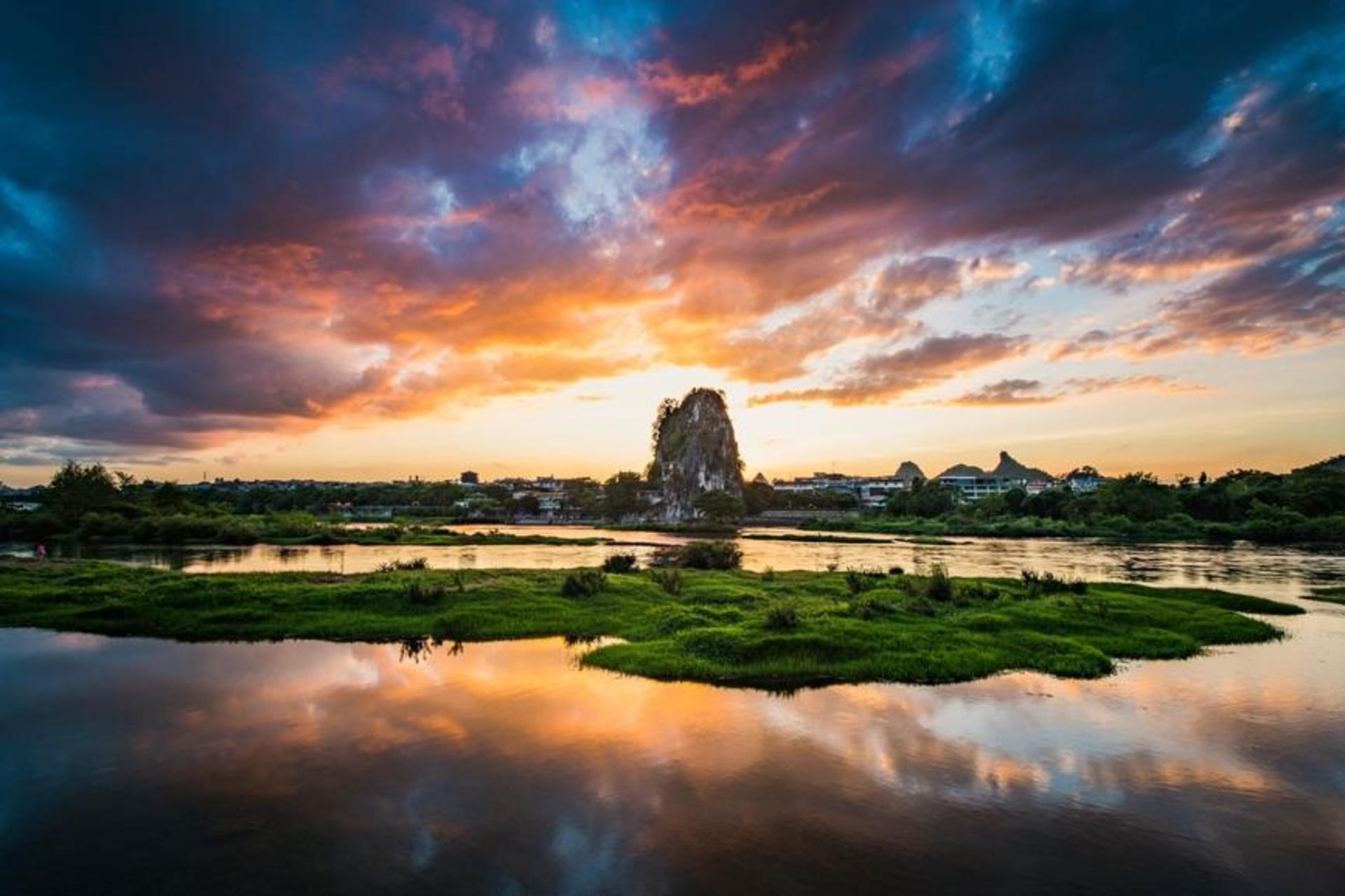 Private Guilin tour for a day: Elephant Trunk Hill, Fubo Hill, Reed Flute Cave, Solitary Beauty Peak - Thumbnail 2
