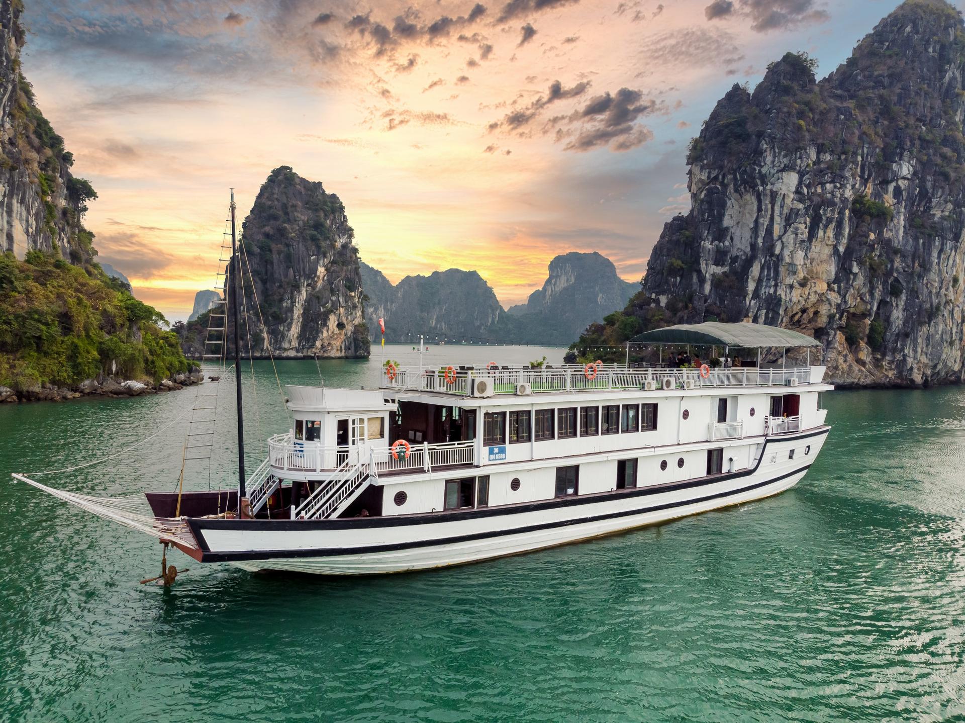 Sunlight 3D2N Cruise: Ha Long Bay, Sung Sot, Ti Top - Image 1