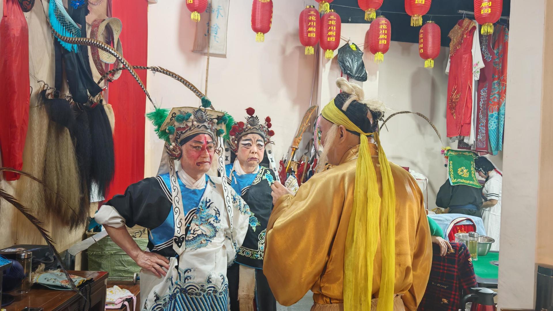 Chengdu Panda Base & Sichuan Opera Private Tour with Tickets - Thumbnail 3