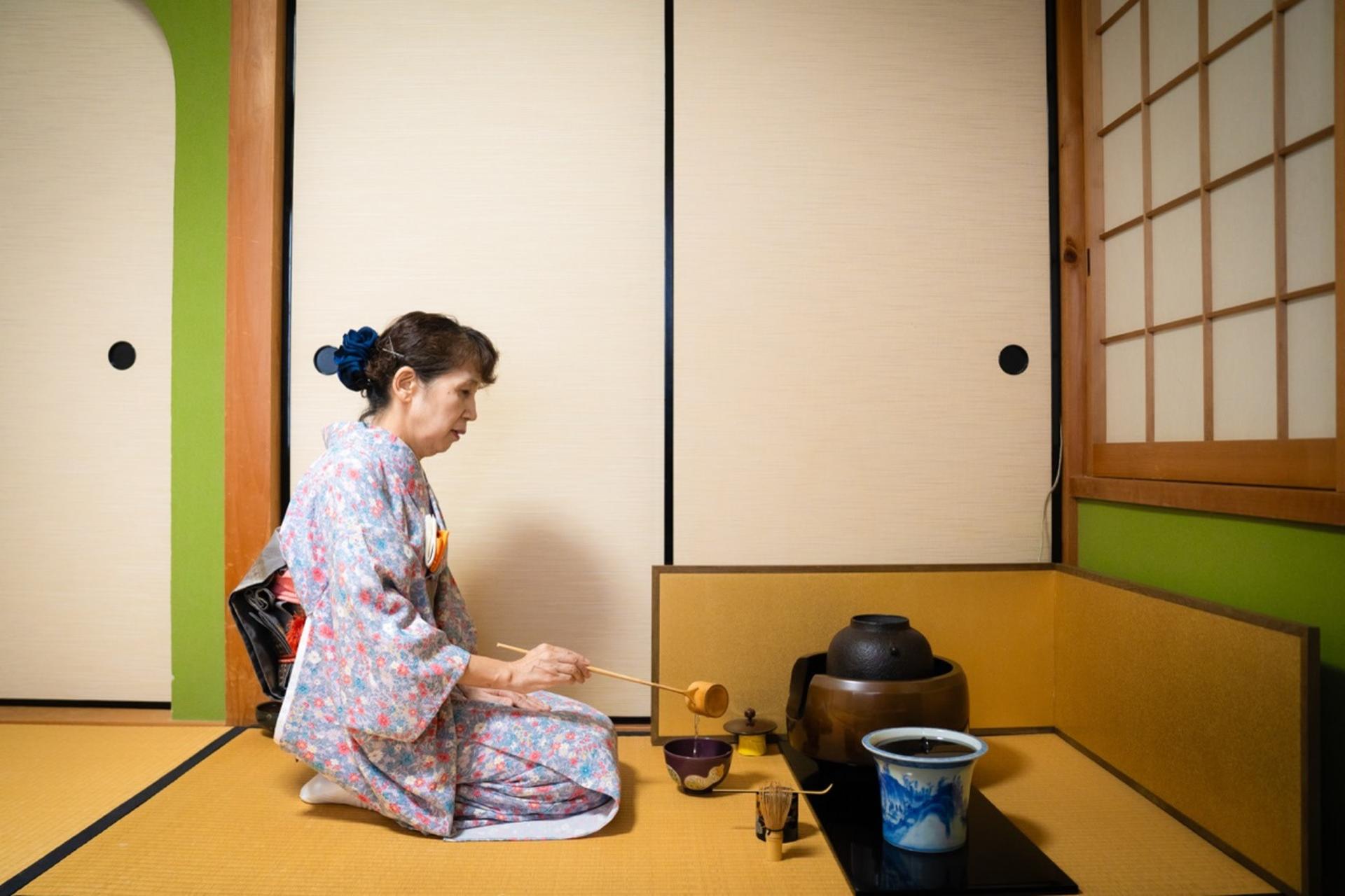 Kyoto: Tea Ceremony Experience in a Small Tea Room - Image 1